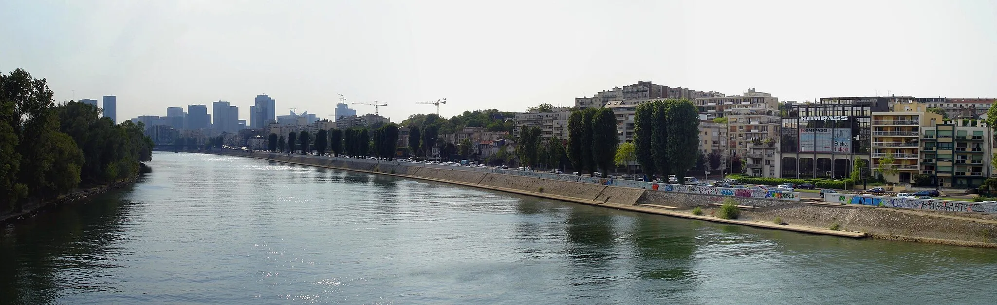 Photo showing: à droite: Les Quais de Seine à Courbevoie, à gauche Île de la Grande Jatte, Levallois-Perret, au fond quartier de La Défense, (Hauts-de-Seine), France