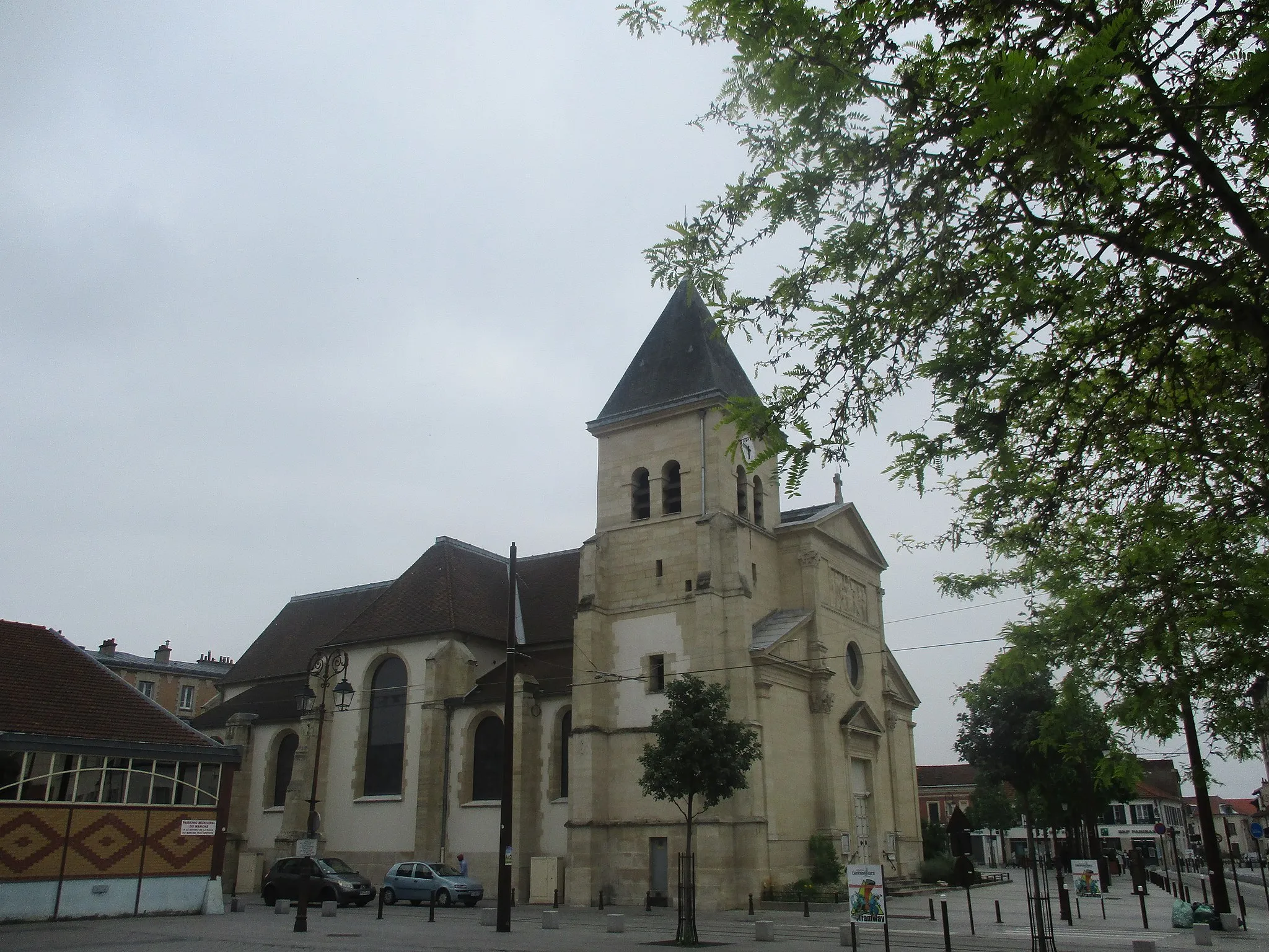 Photo showing: Côté Nord de l'église Sainte-Marie-Madeleine de Gennevilliers.