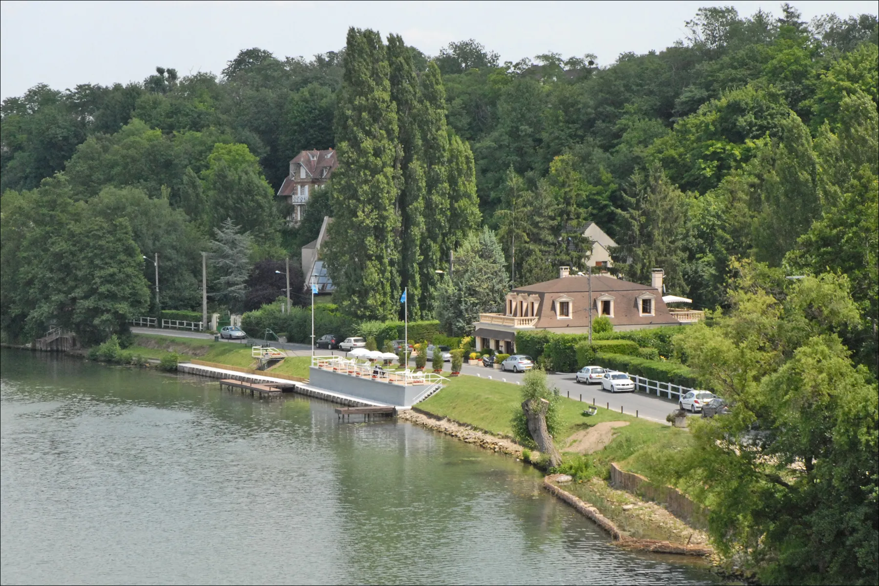 Photo showing: L'Oise est une rivière du nord de la France. Elle prend sa source en Belgique, à 309 mètres d'altitude dans le massif forestier Bois de Bourlers, à Forges au sud de Chimay (Hainaut), et se jette dans la Seine à Conflans-Sainte-Honorine, dans le département des Yvelines.(Wikipedia)

fr.wikipedia.org/wiki/Oise_%28rivi%C3%A8re%29