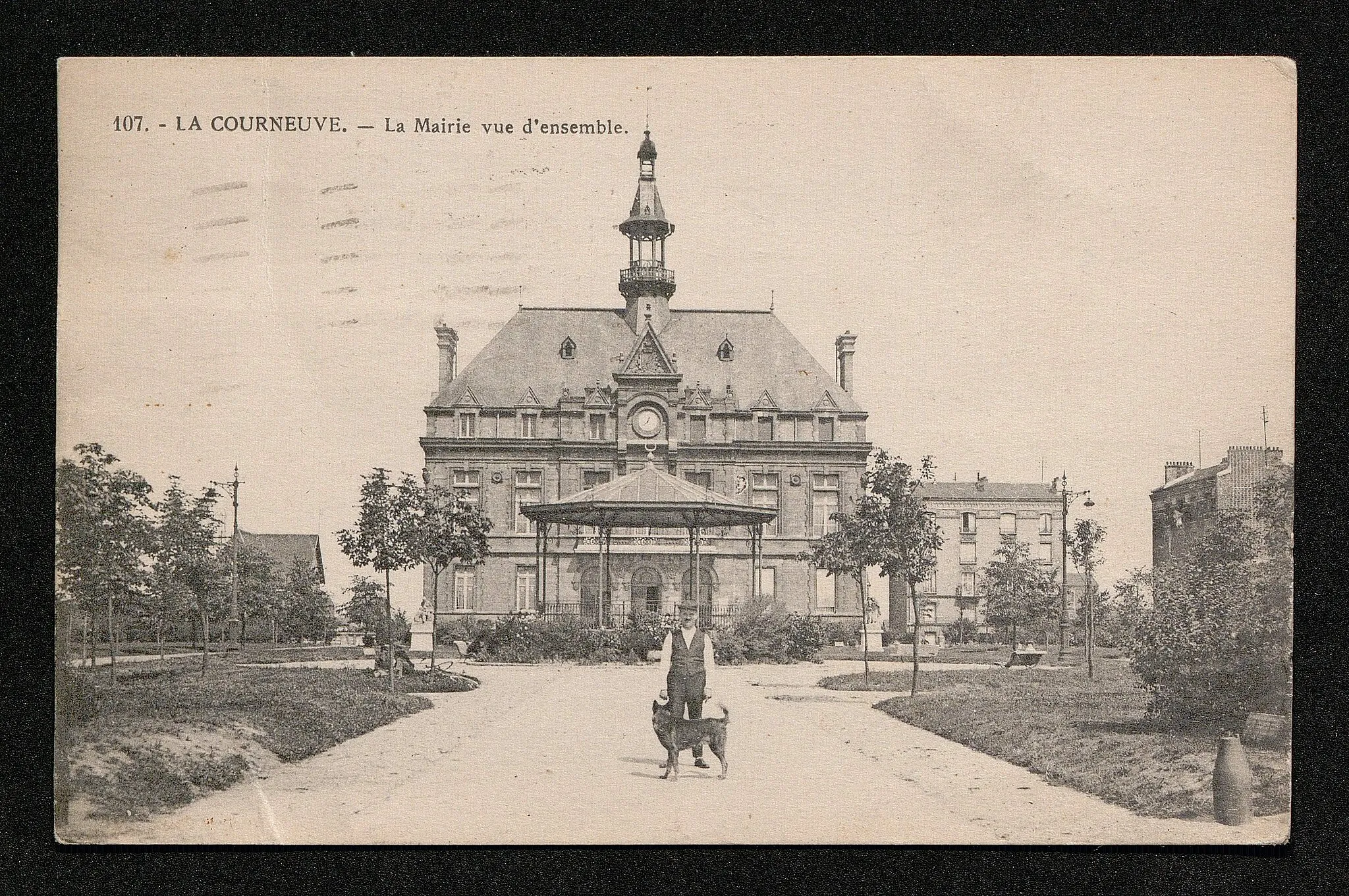 Photo showing: Vue de la façade de la nouvelle mairie donnant sur le square et le kiosque à musique