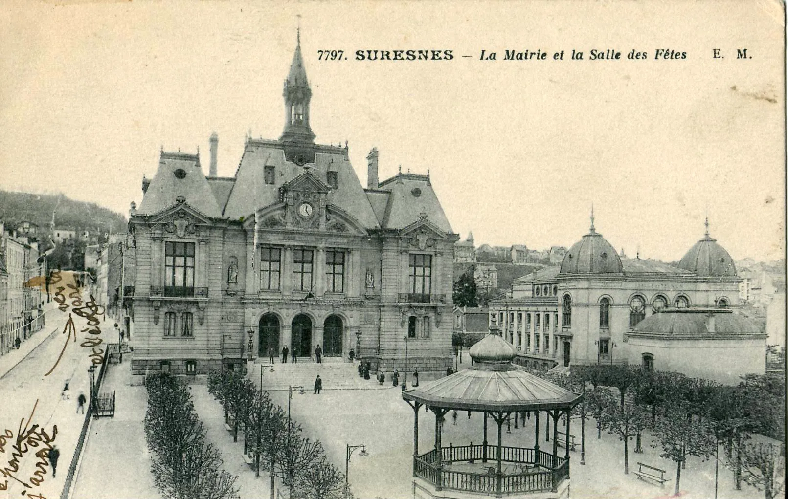 Photo showing: Carte postale ancienne éditée par EM n°7797 : SURESNES - La Mairie et la Salle des Fêtes