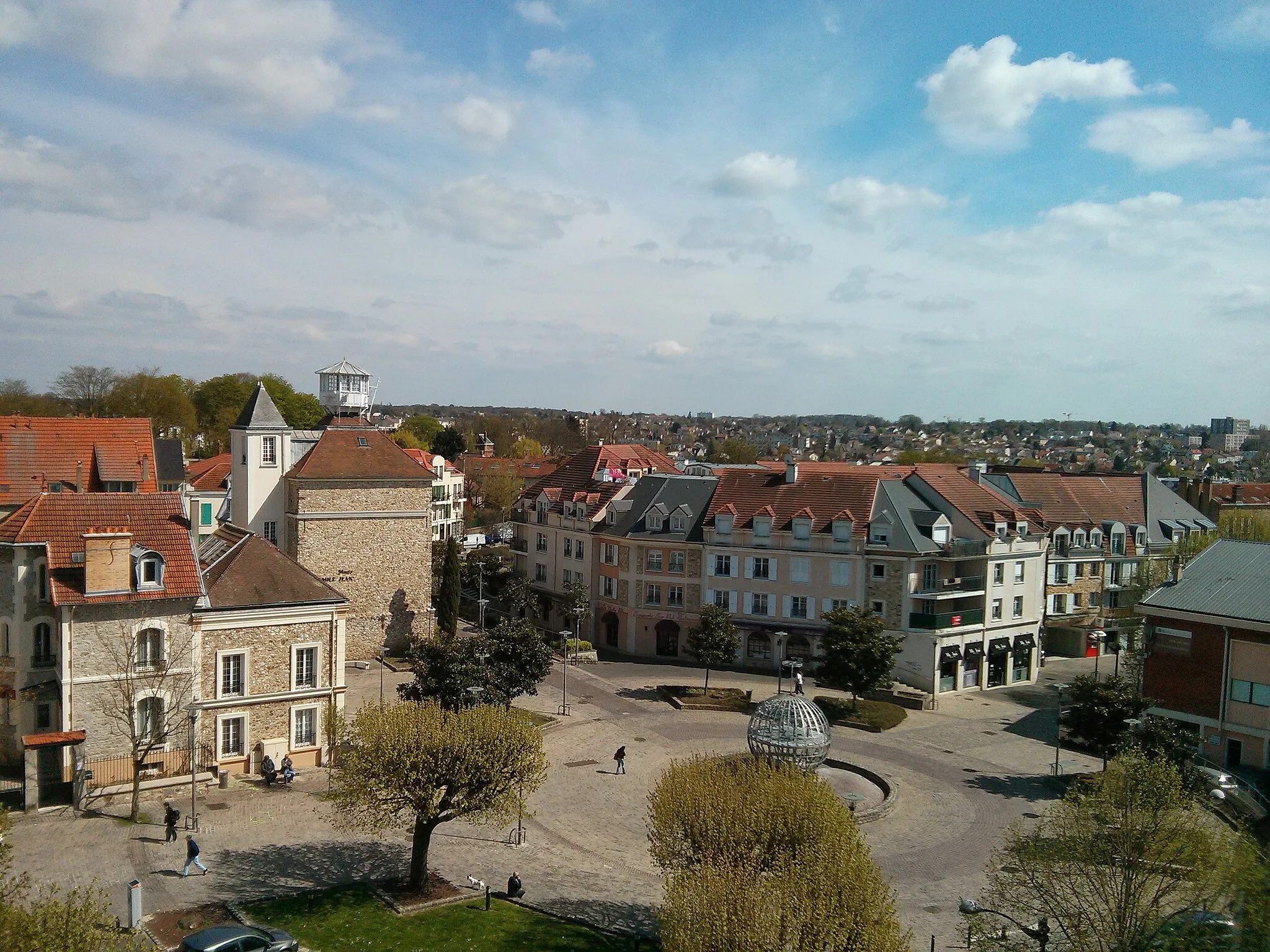 Photo showing: Place Rémoiville in the old city centre of Villiers-sur-Marne, France