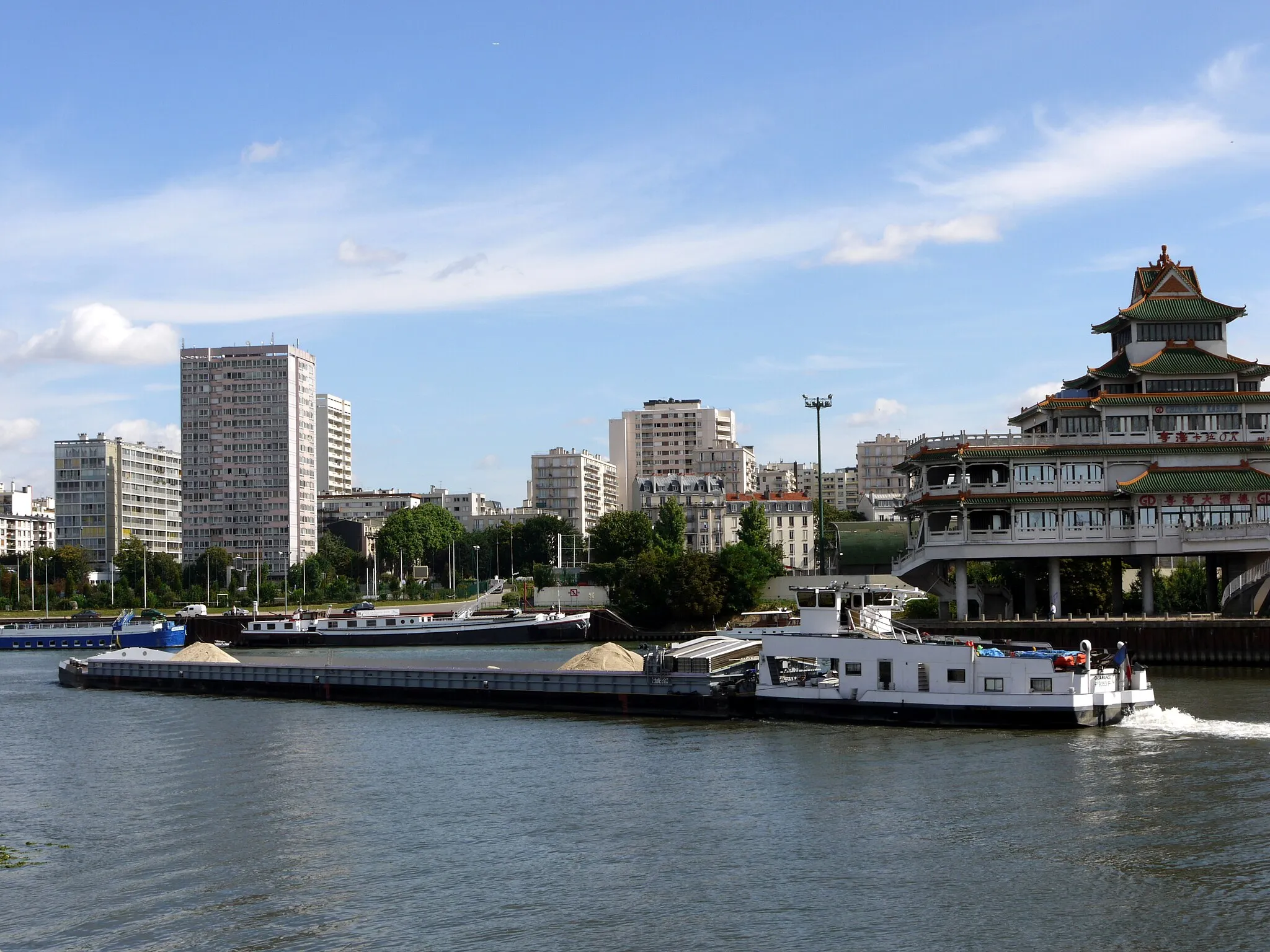 Photo showing: Barge and tugboat on the river Seine near Paris