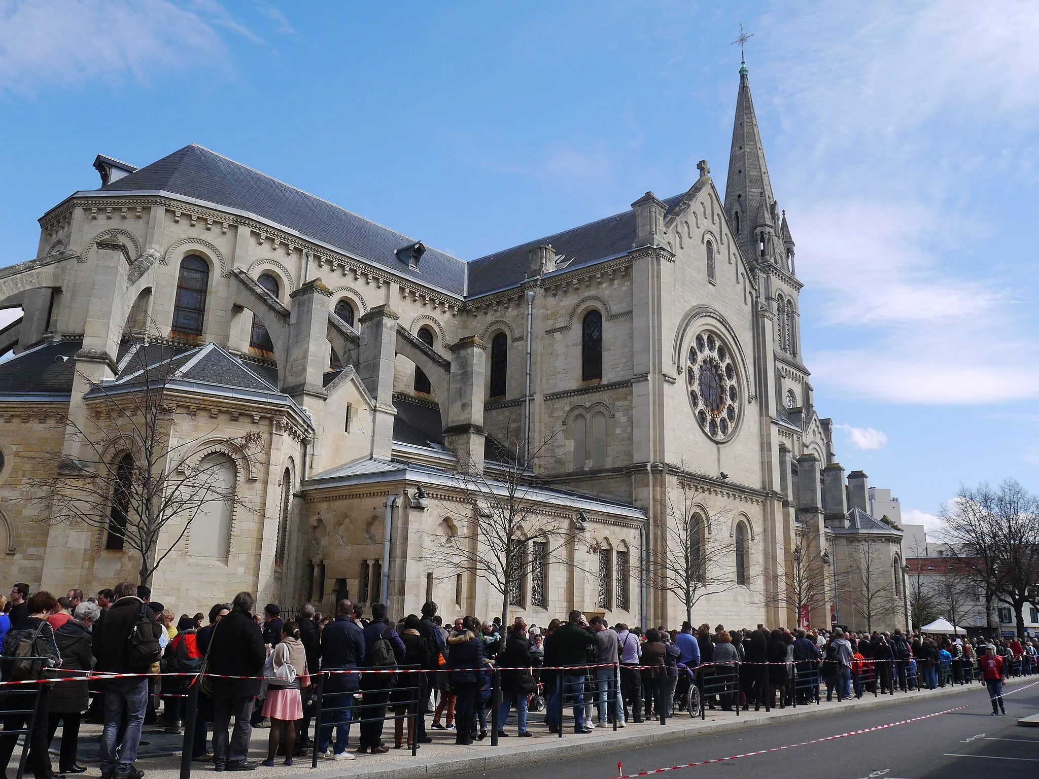 Photo showing: La file d'attente pour l'ostension de la Tunique en 2016.