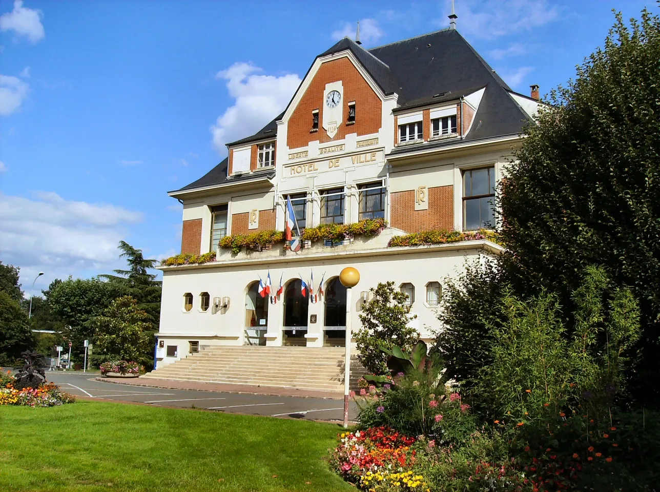 Photo showing: Town-hall of Ste-Geneviève-des-Bois (France, Essonne)