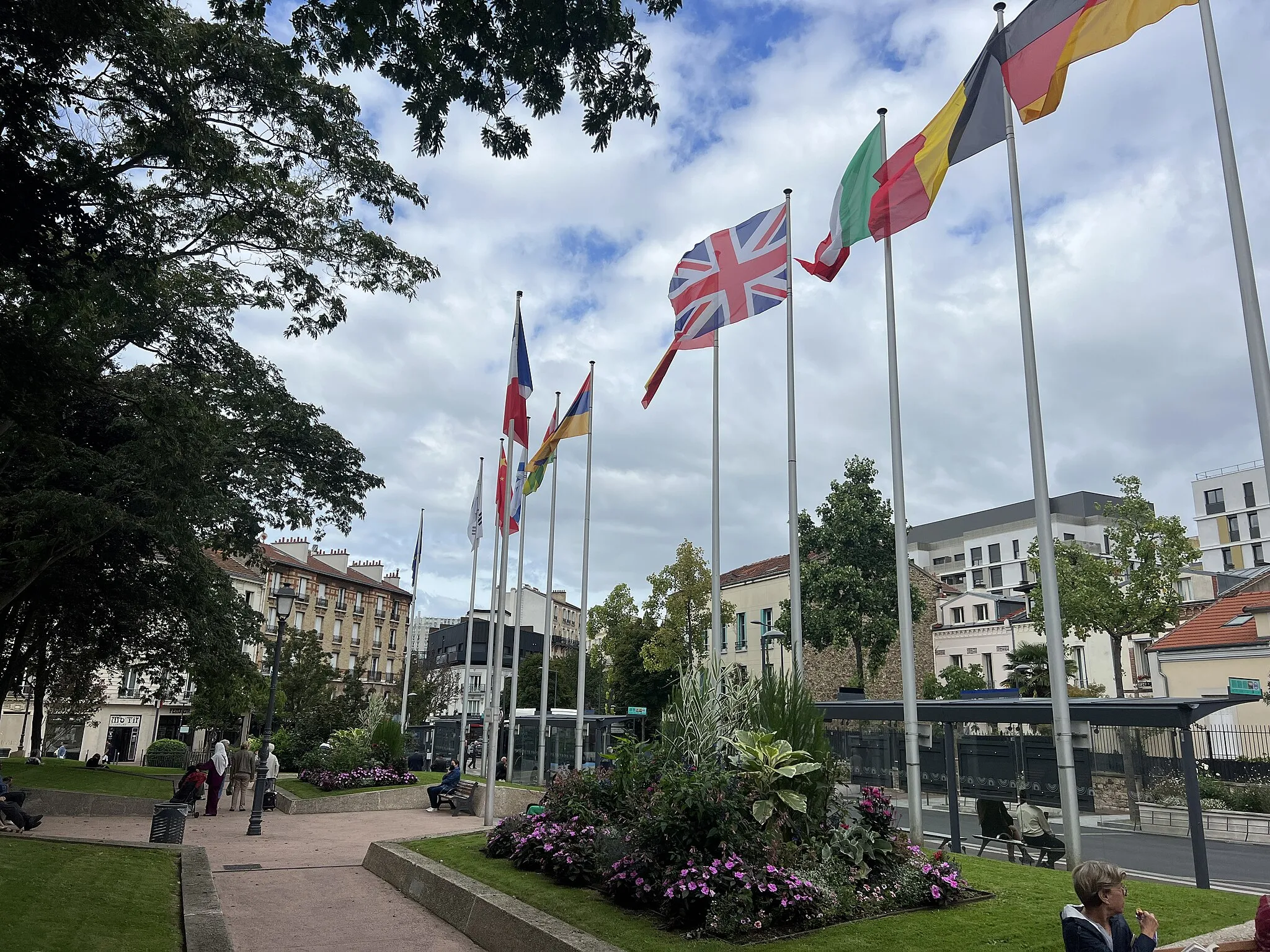 Photo showing: Place Bonaventure-Leca, Issy-les-Moulineaux.