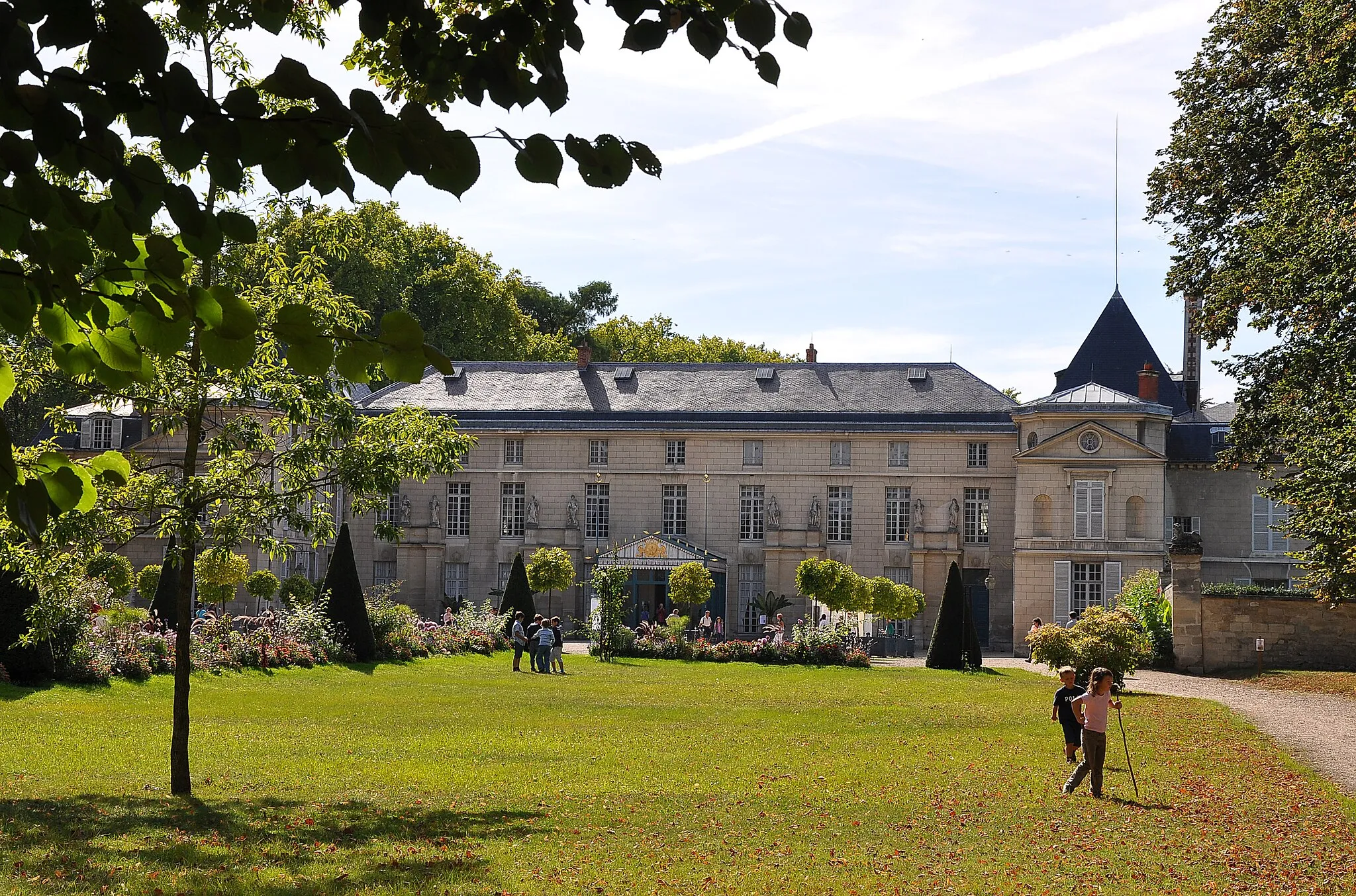 Photo showing: Château de Malmaison in Rueil-Malmaison, department of Hauts-de-Seine, France. Residence of empress Joséphine de Beauharnais, wife of Napoléon Bonaparte. View of the principal entrance.