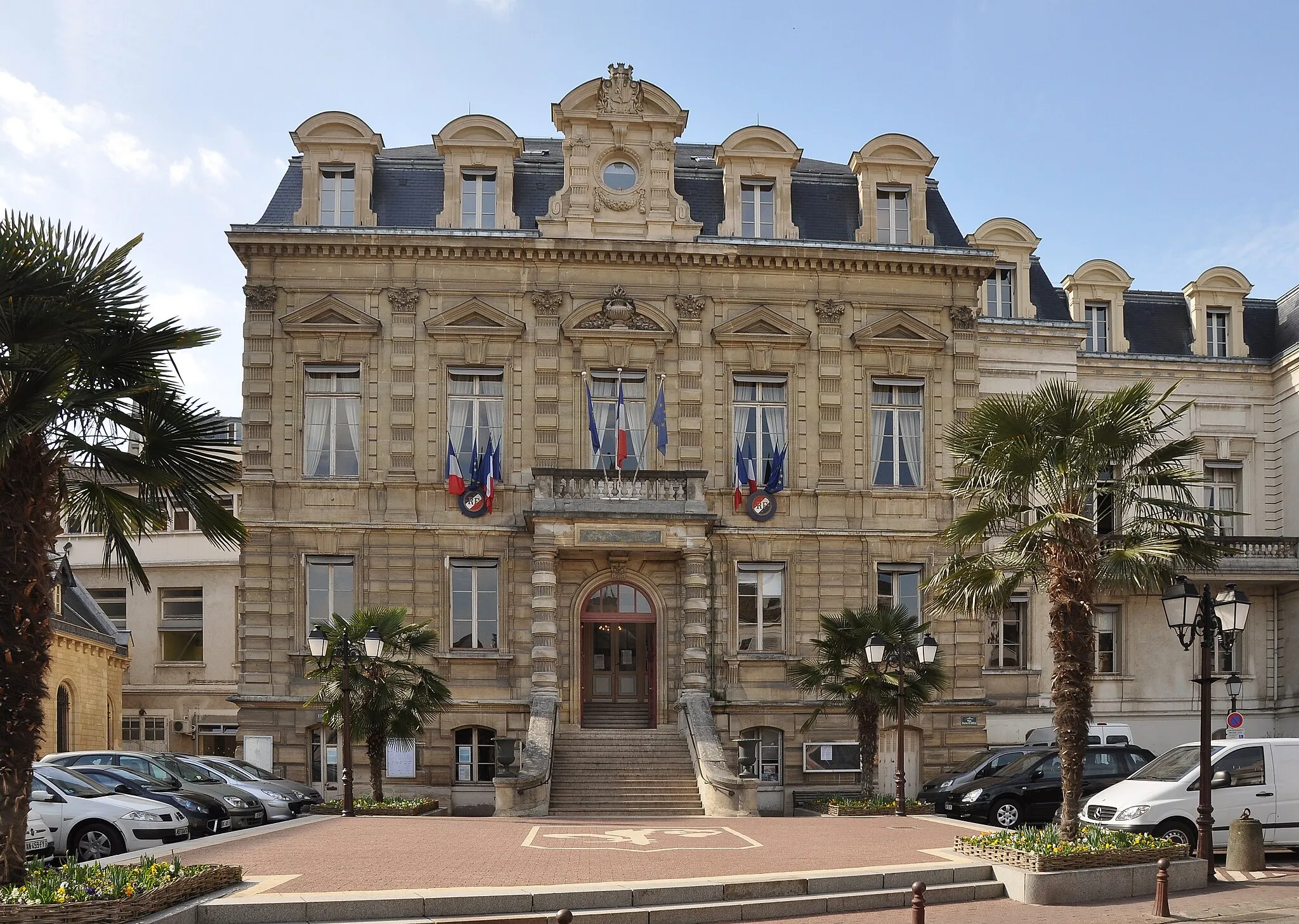 Photo showing: This building is indexed in the base Mérimée, a database of architectural heritage maintained by the French Ministry of Culture, under the reference IA92000280 .