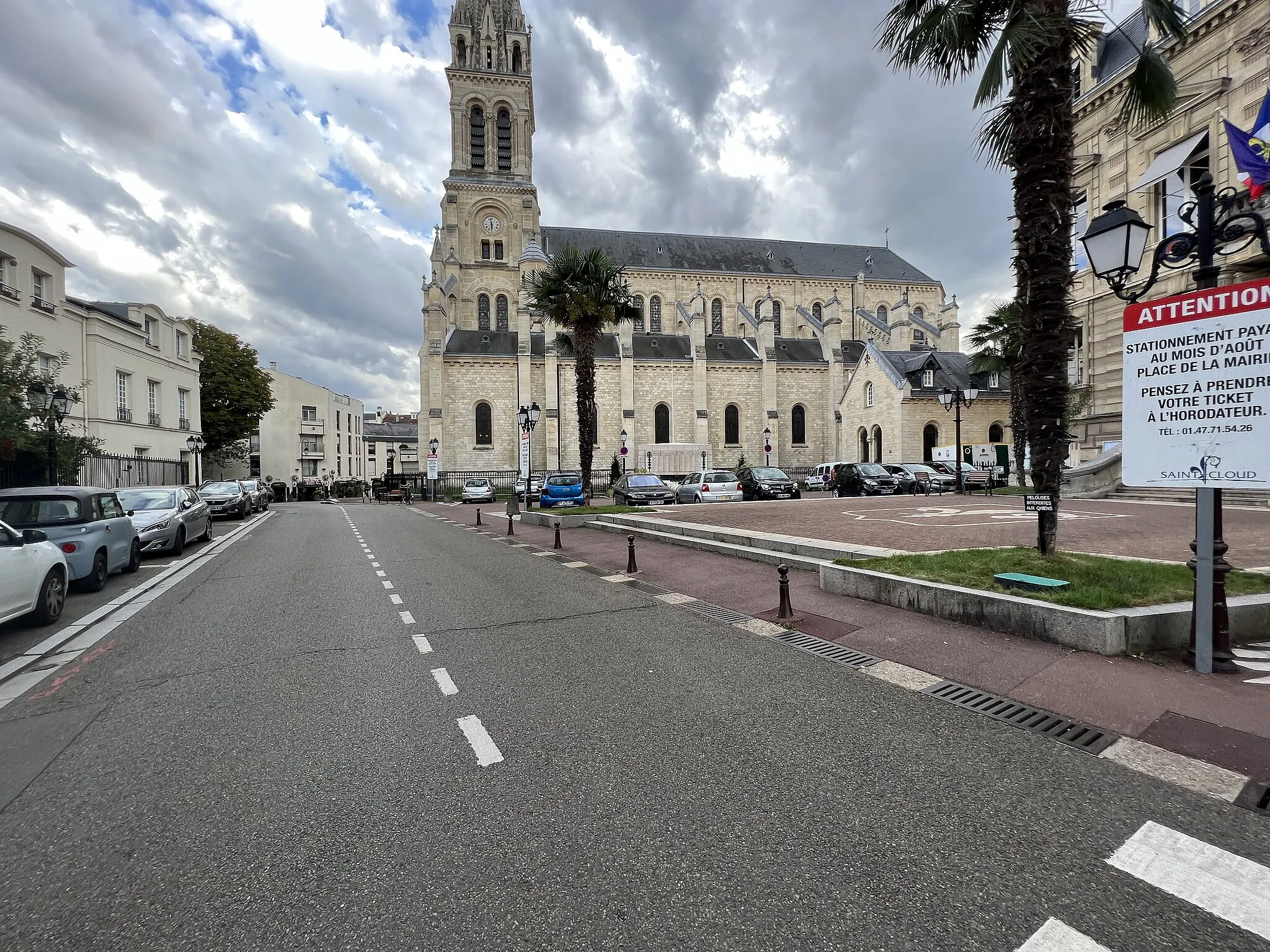 Photo showing: Place Charles-de-Gaulle, Saint-Cloud.