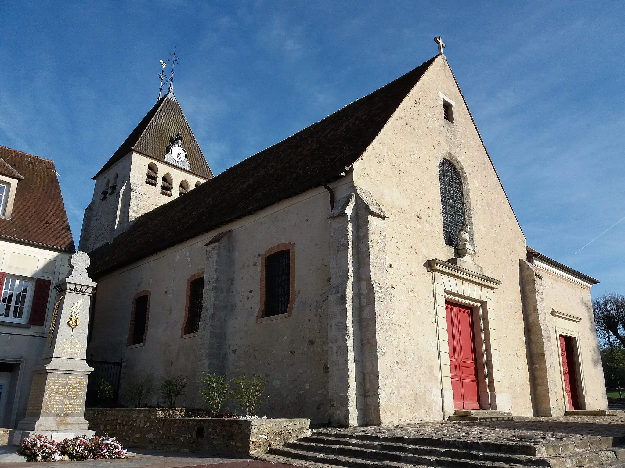 Photo showing: Façade de l'église et monument aux morts.