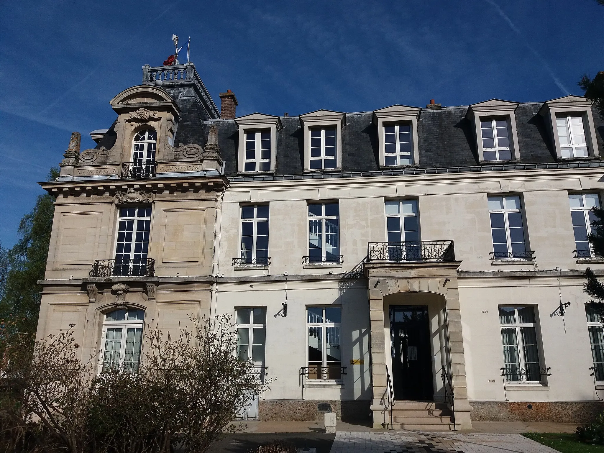 Photo showing: Nouvelle mairie vue de face, côté gauche.