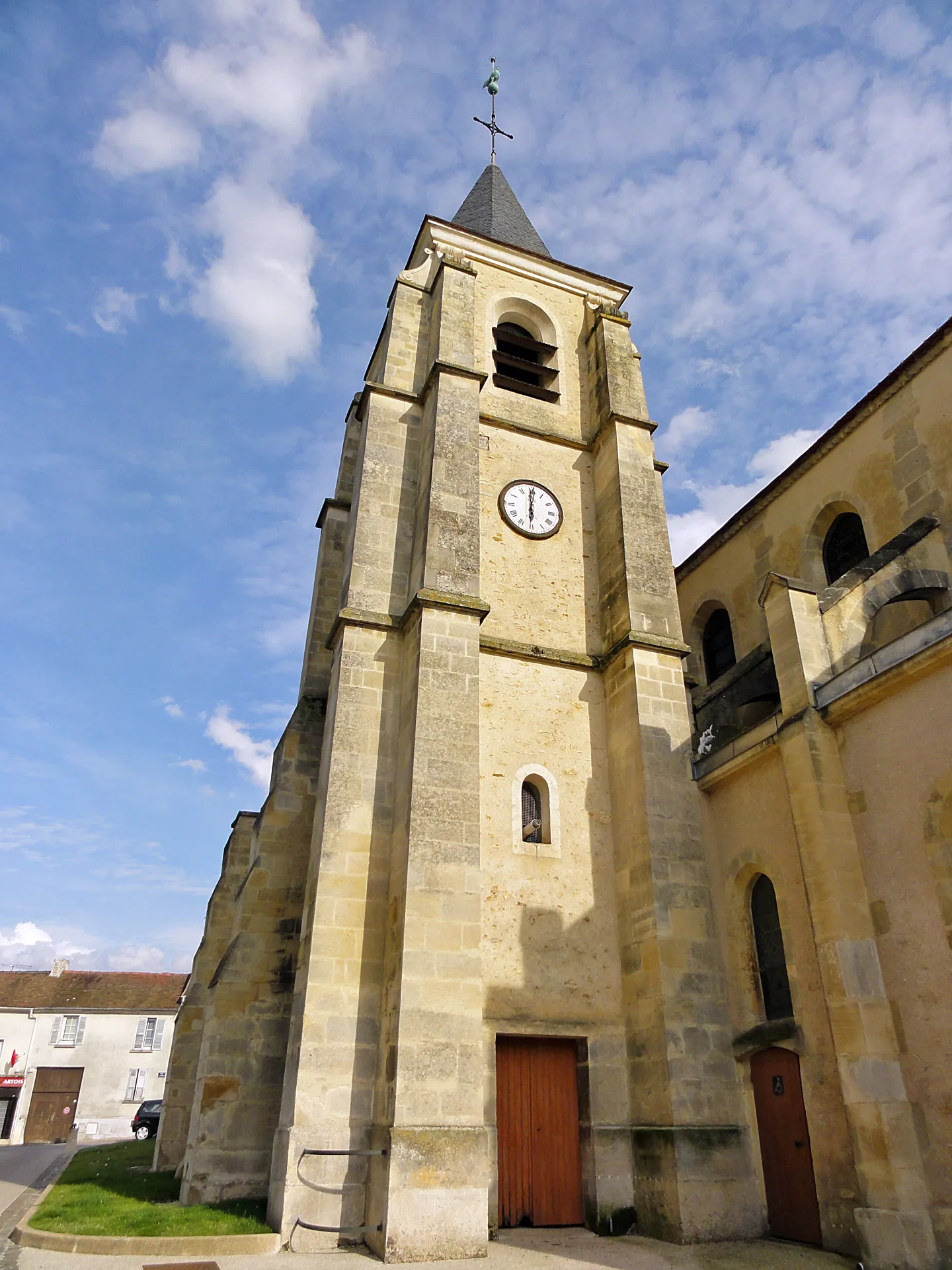 Photo showing: Clocher de l'église Sainte-Madeleine de Domont, Val-d'Oise, France.