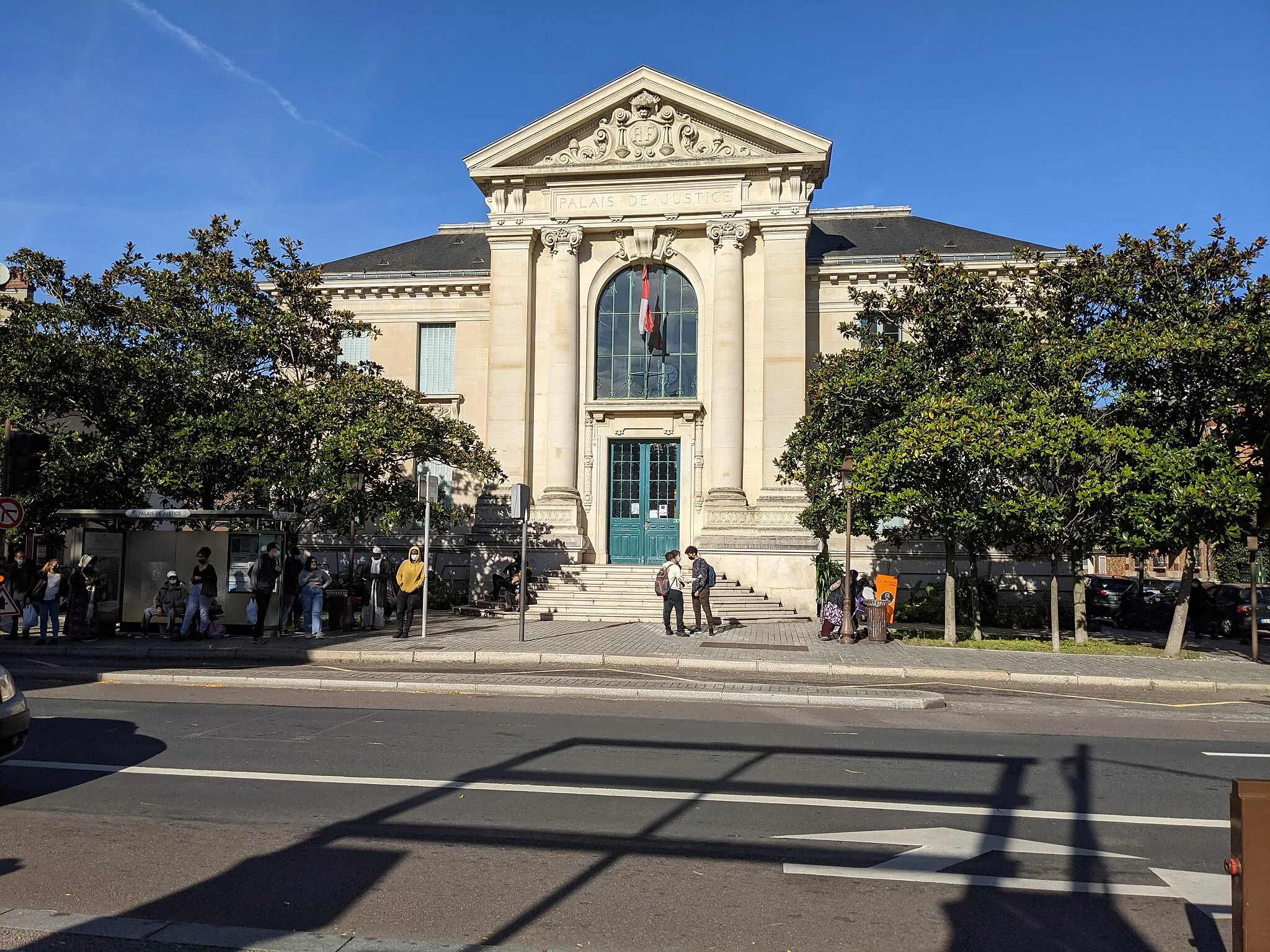 Photo showing: Le Palais de Justice de Mantes-la-Jolie, vu en octobre 2021.