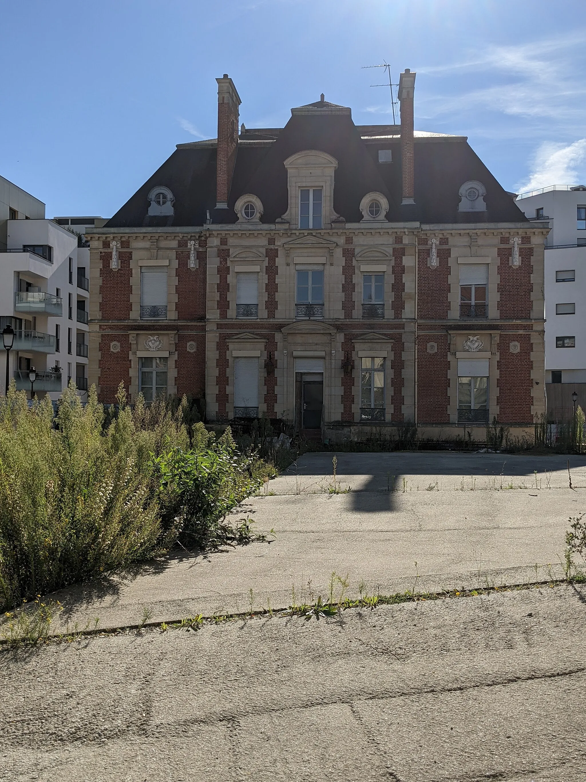 Photo showing: Ancienne maison du sous-préfet de Mantes-la-Jolie ([1]), vue en octobre 2021.