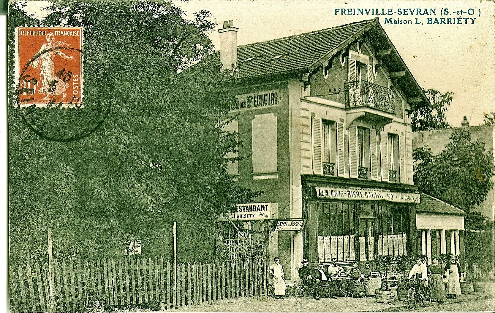 Photo showing: Carte postale ancienne FEINVILLE-SEVRAN - Maison L. Barriéty Restaurant guingette (on voie l'entrée des "bosquets", à l'enseigne ???? des Pécheurs