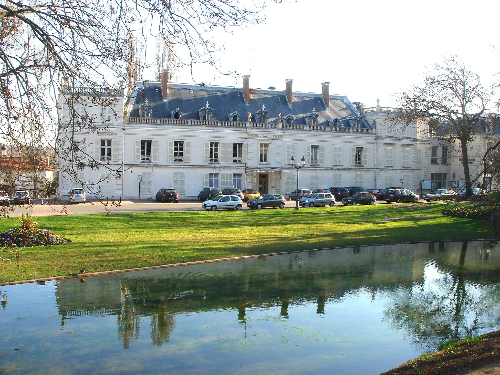 Photo showing: Vue de l'hôtel de ville et de son bassin.