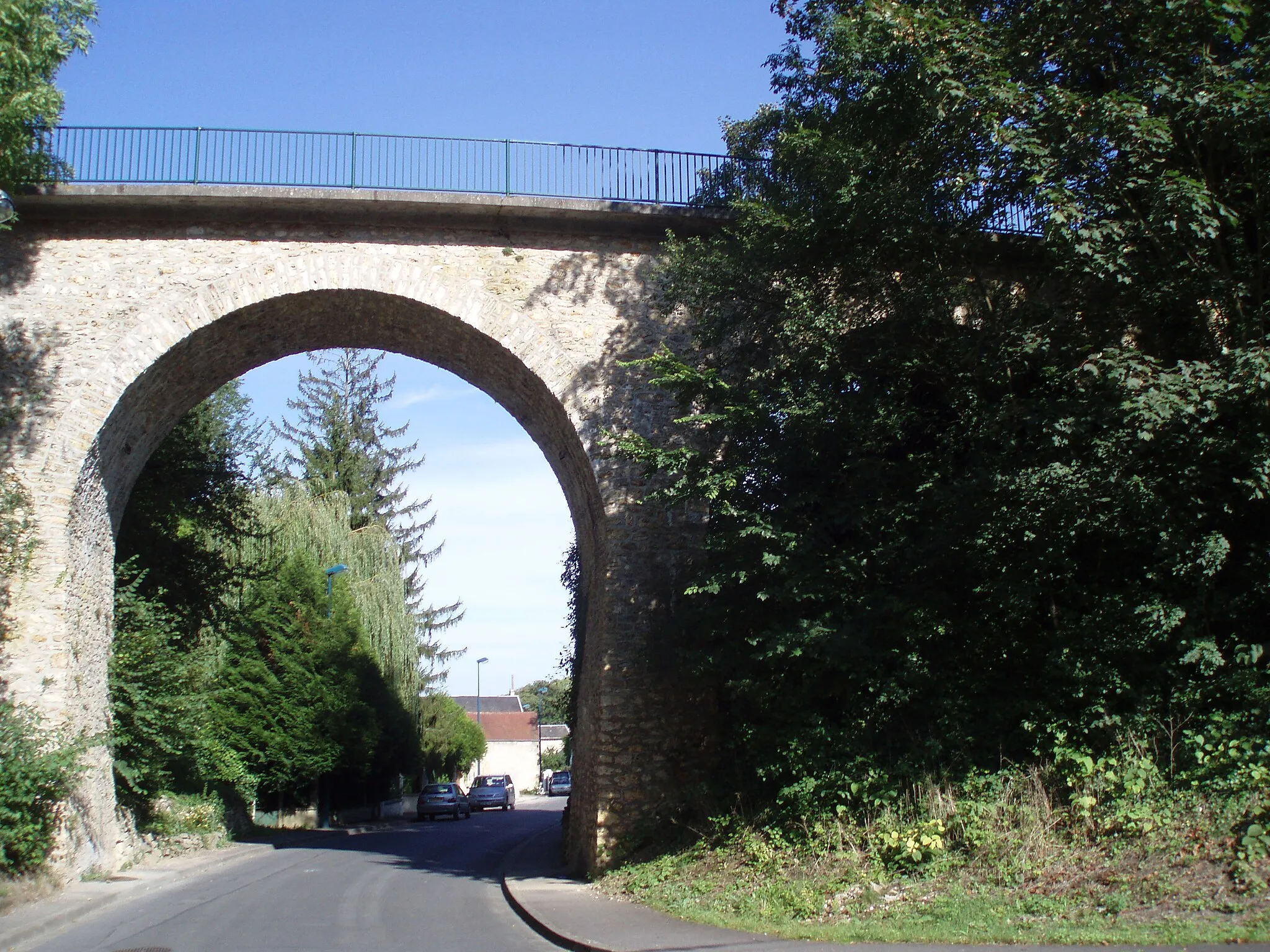 Photo showing: Bridge of the Pontoise-Poissy train line in Vauréal, rue de Puiseux. A similar bridge can be found not far from the first one, in the South, rue des Marais.