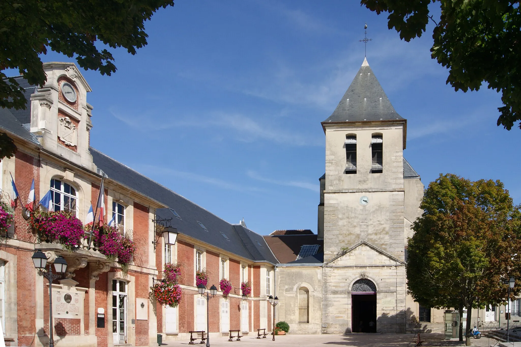 Photo showing: Lagny-sur-Marne - Abbatiale et Hôtel de ville