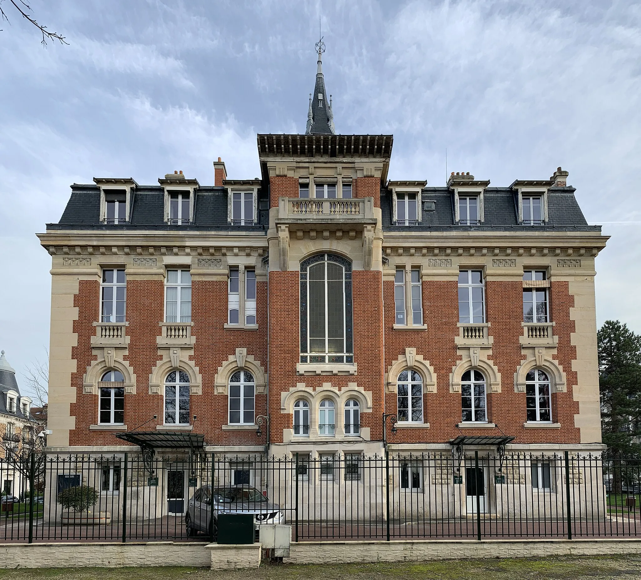 Photo showing: Hôtel de ville du Raincy.
