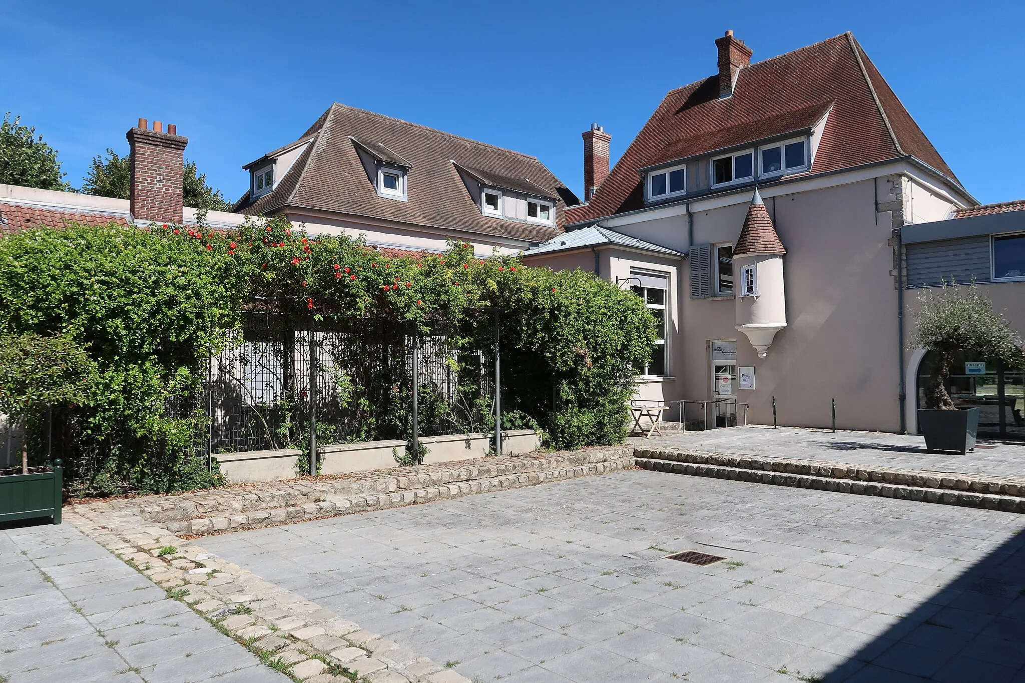 Photo showing: Communs du château des Clayes-sous-Bois (Yvelines). Cour intérieure. Entrée de la médiathèque Jacques-Prévert.