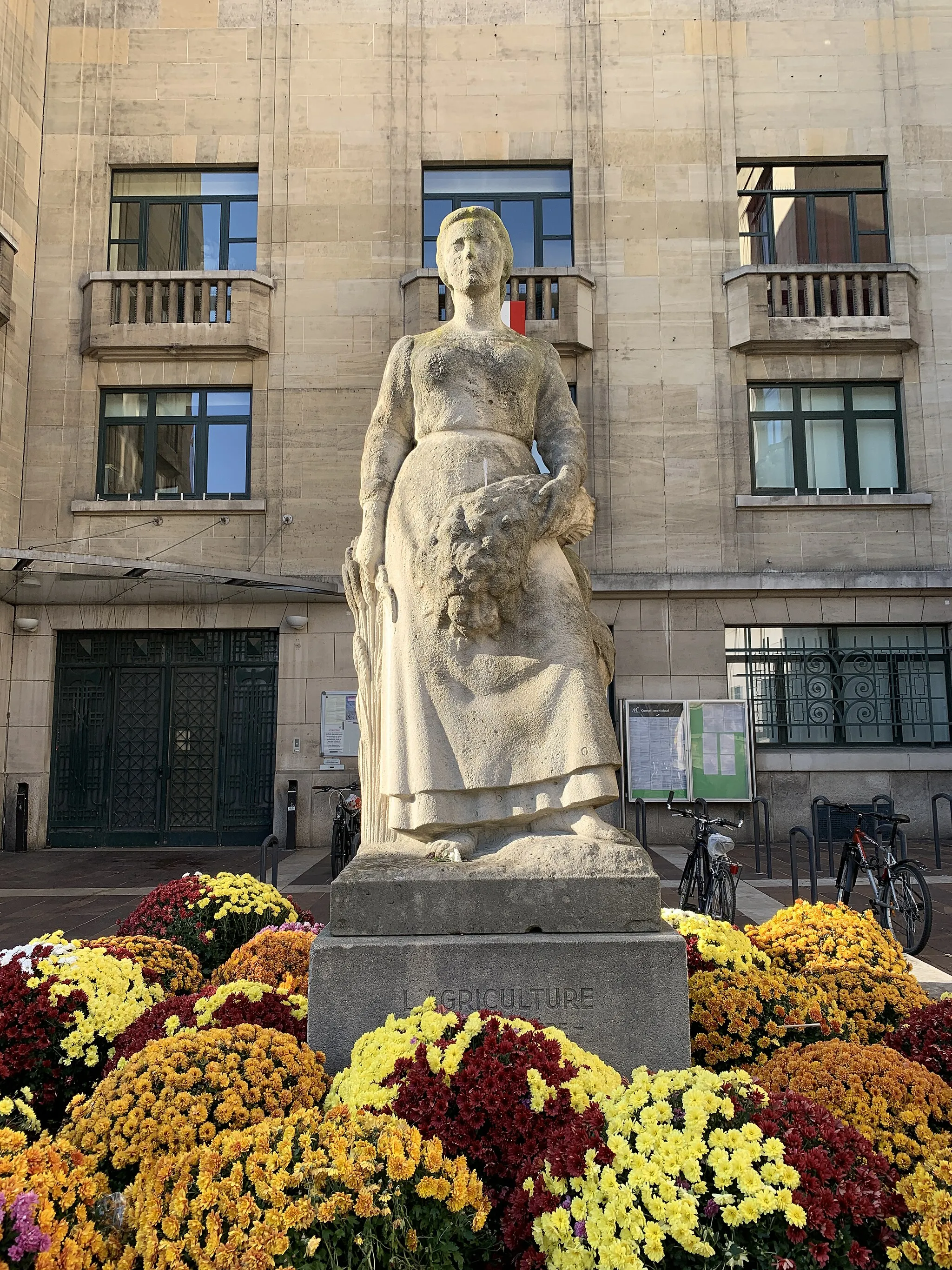 Photo showing: Statue de l'Agriculture, hôtel de ville de Montreuil, Seine-Saint-Denis.