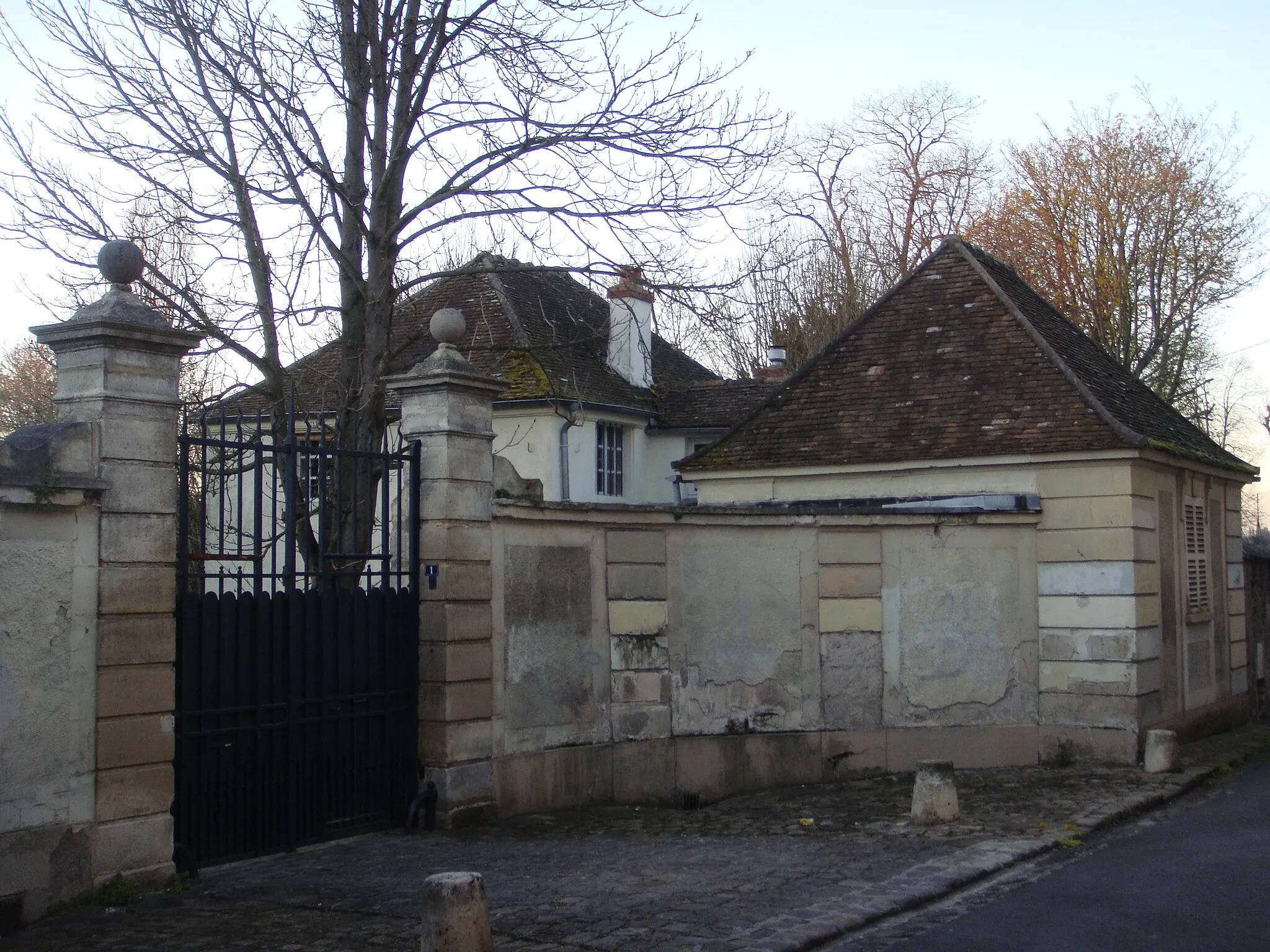 Photo showing: This building is indexed in the base Mérimée, a database of architectural heritage maintained by the French Ministry of Culture, under the reference PA00087968 .