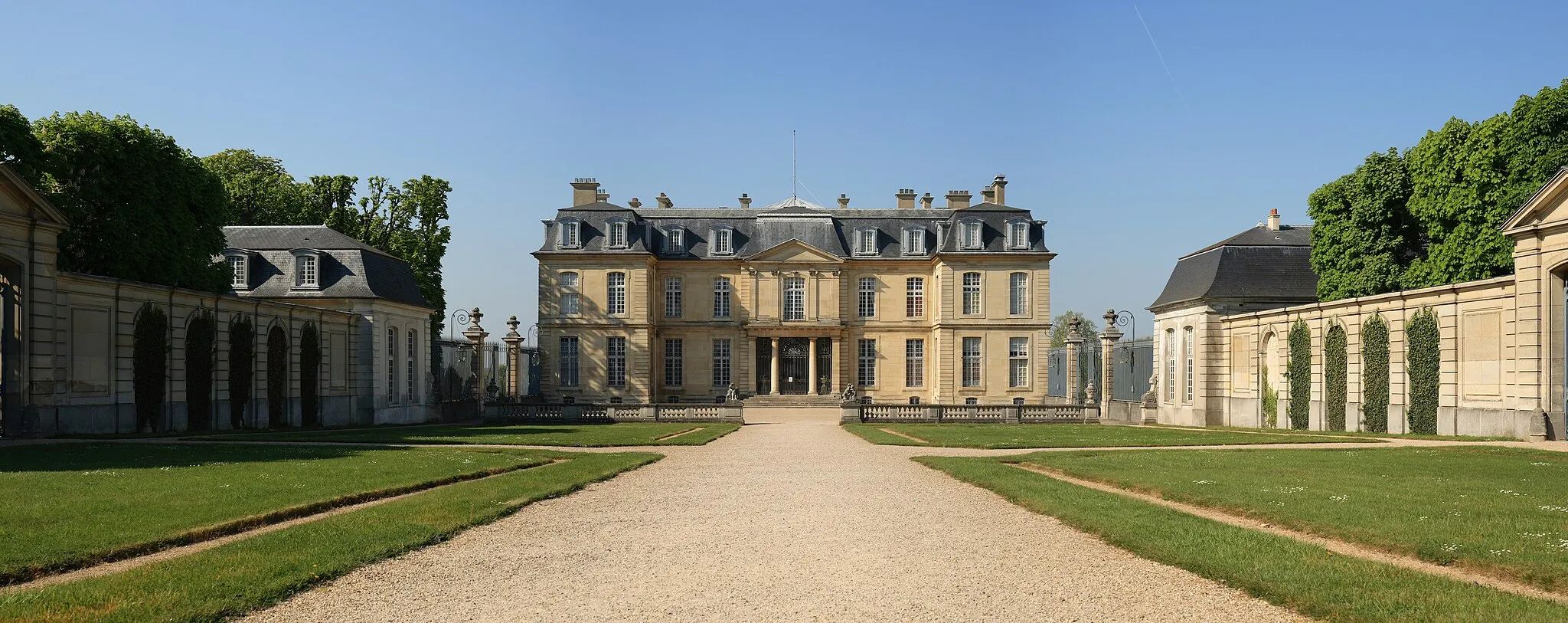 Photo showing: Castle of Champs-sur-Marne, Champs-sur-Marne, in the department of Seine-et-Marne, France.