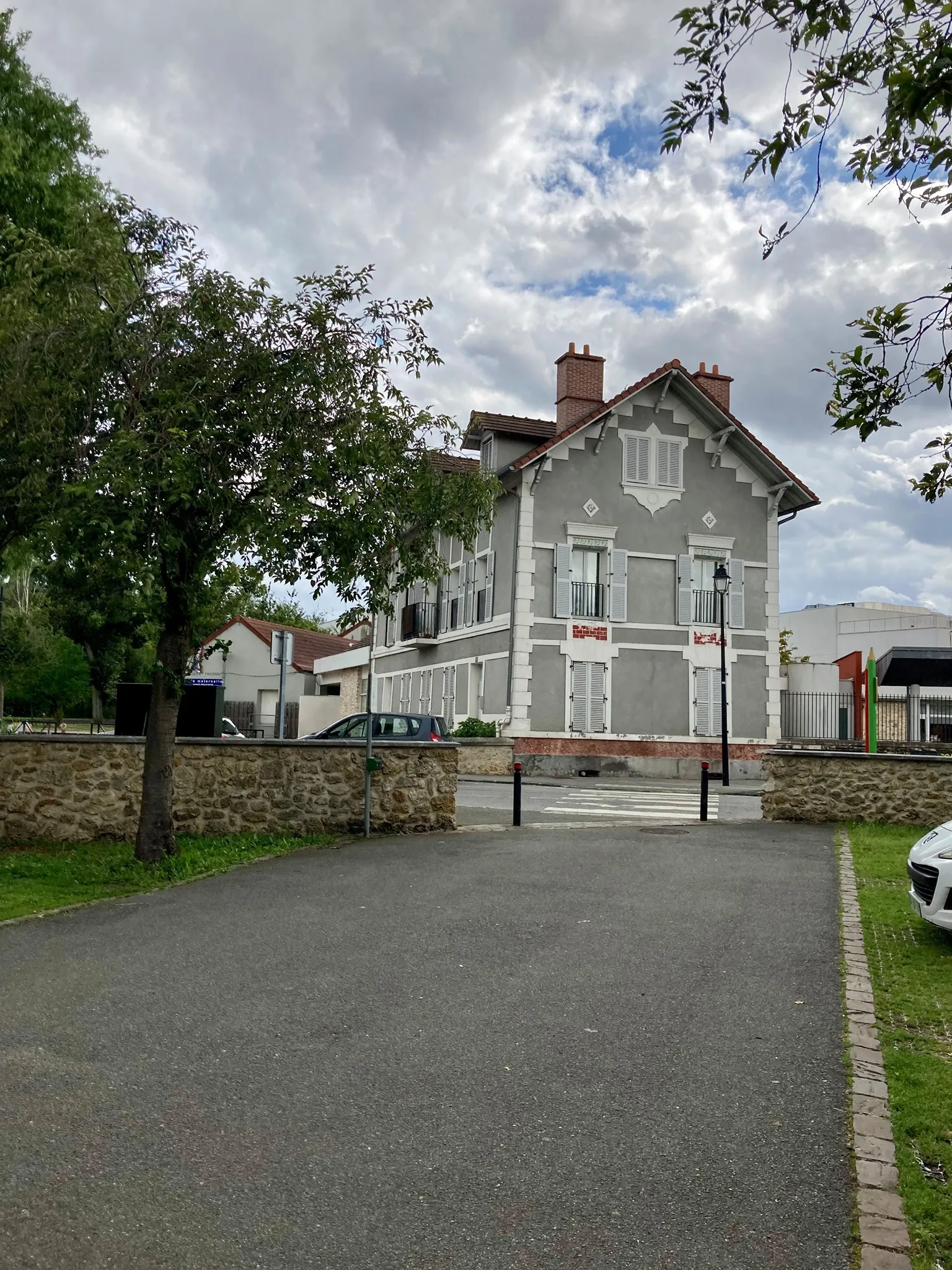 Photo showing: ex corps de ferme rue de Montfort : école maternelle Mourguet