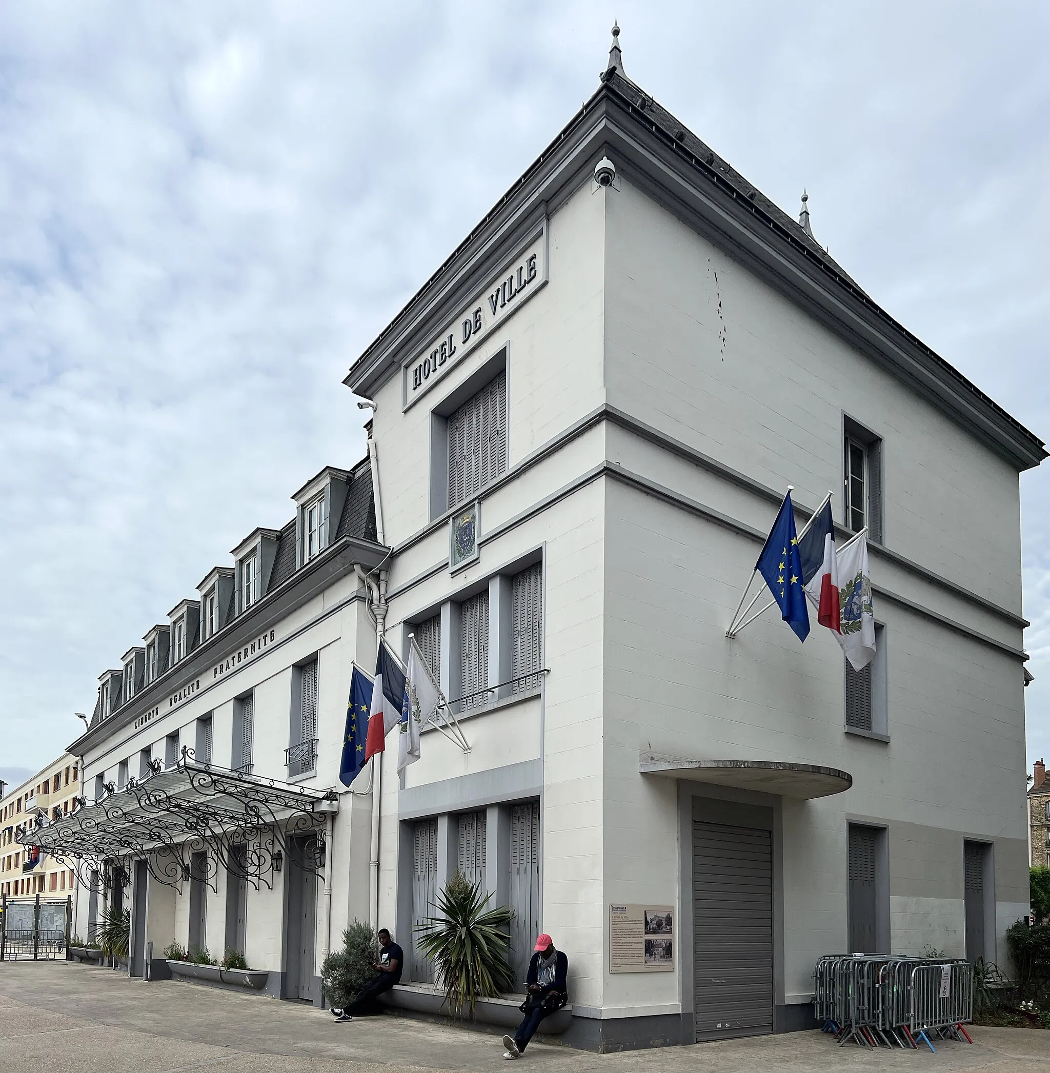 Photo showing: Hôtel de ville de Villeneuve-Saint-Georges.