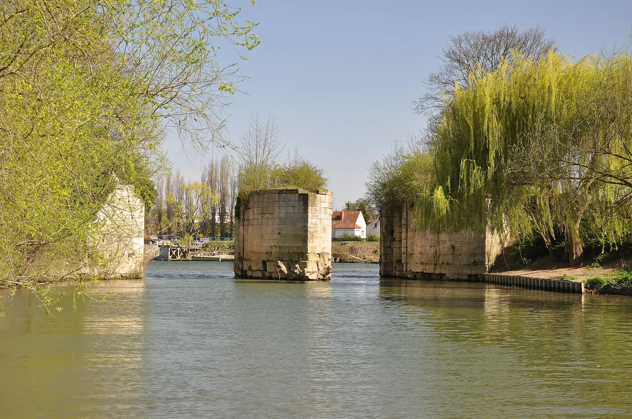 Photo showing: This building is indexed in the base Mérimée, a database of architectural heritage maintained by the French Ministry of Culture, under the references IA00064725 and PA00087498 .