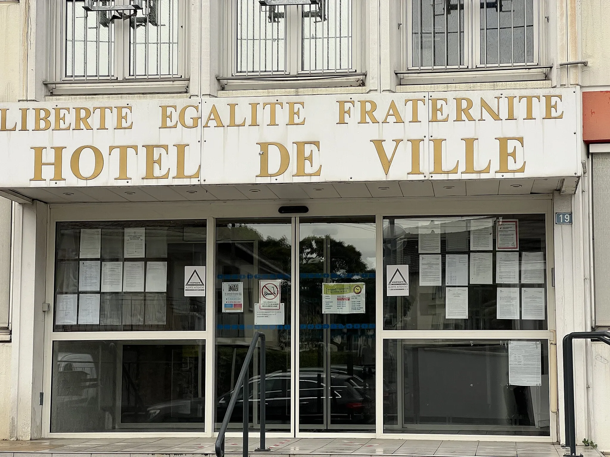 Photo showing: Hôtel de ville de Grigny dans l'Essonne.