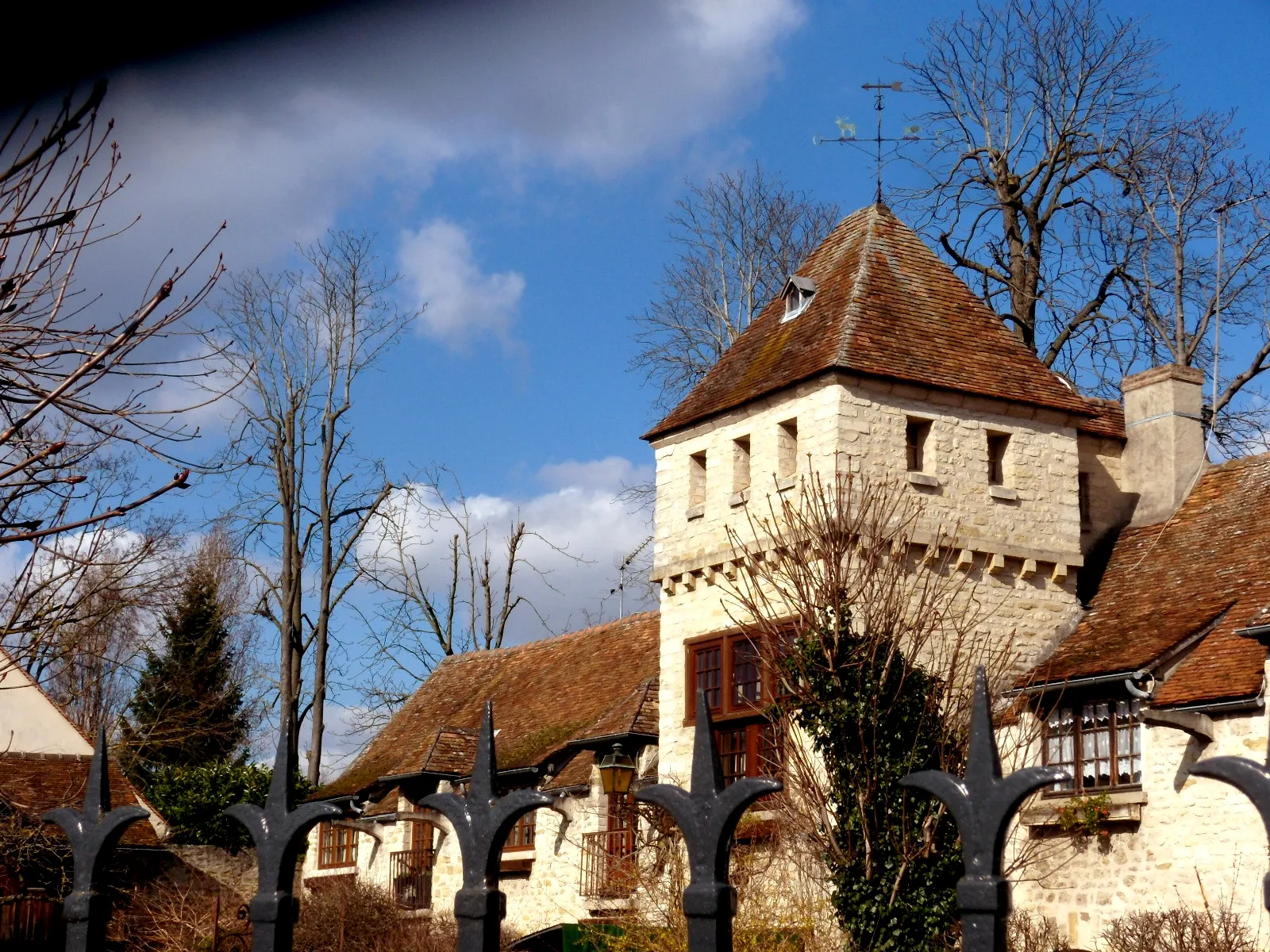 Photo showing: Ancienne ferme actuellement réhabilitée en appartements (Yvelines ?)