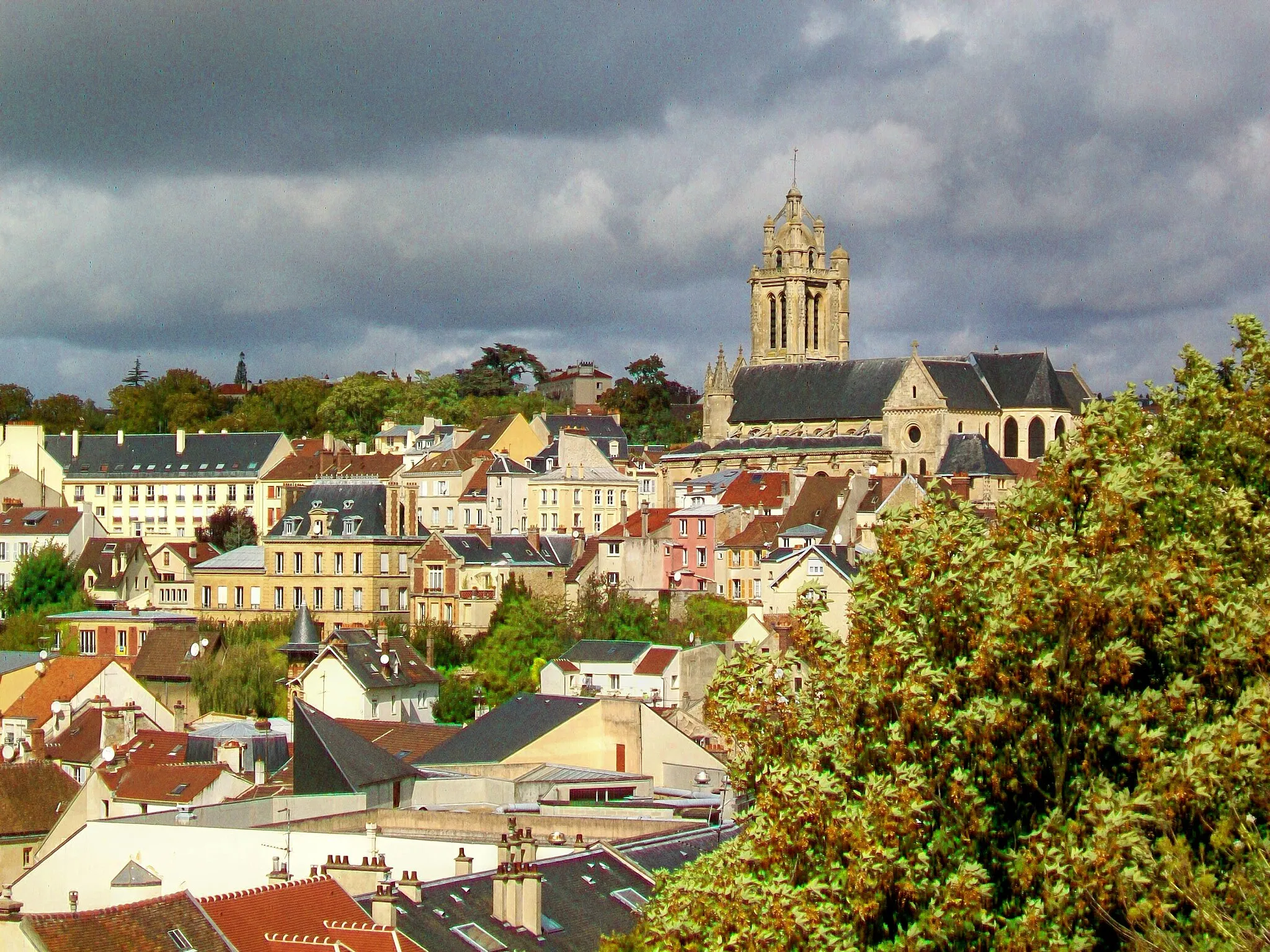 Photo showing: Vue sur la cathédrale Saint-Maclou depuis le Jardin des Cinq Sens, sur le promontoire du château.