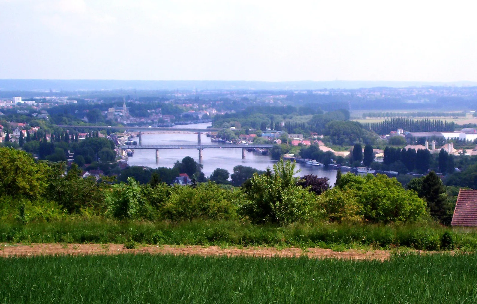 Photo showing: Vue panoramique sur la Seine, à gauche Conflans-Sainte-Honorine, au centre la Seine, à droite la plaine agricole d'Achères. Vue prise vers l'Est depuis Chanteloup les Vignes