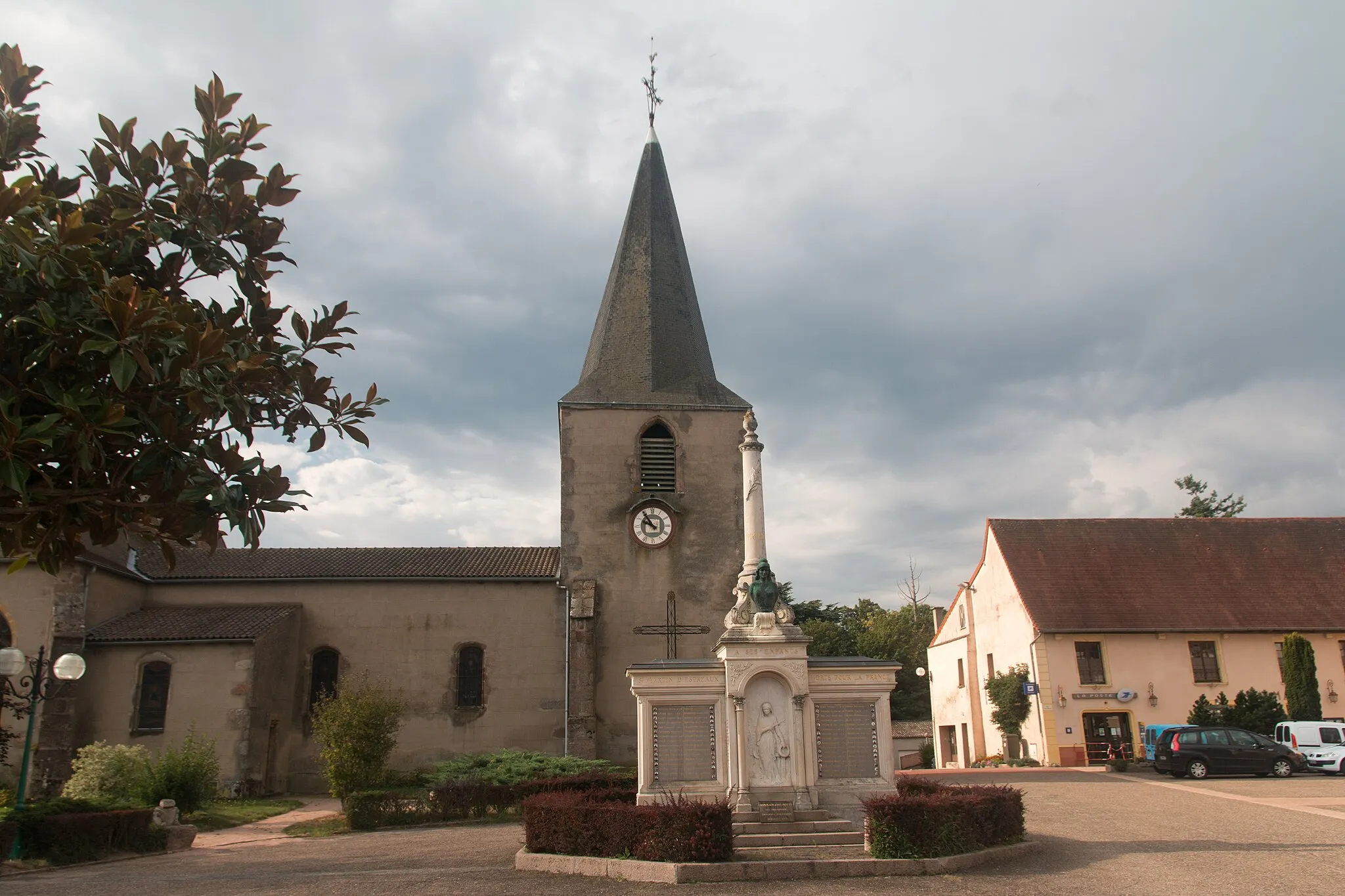 Photo showing: Well square at Saint Martin d'Estréaux