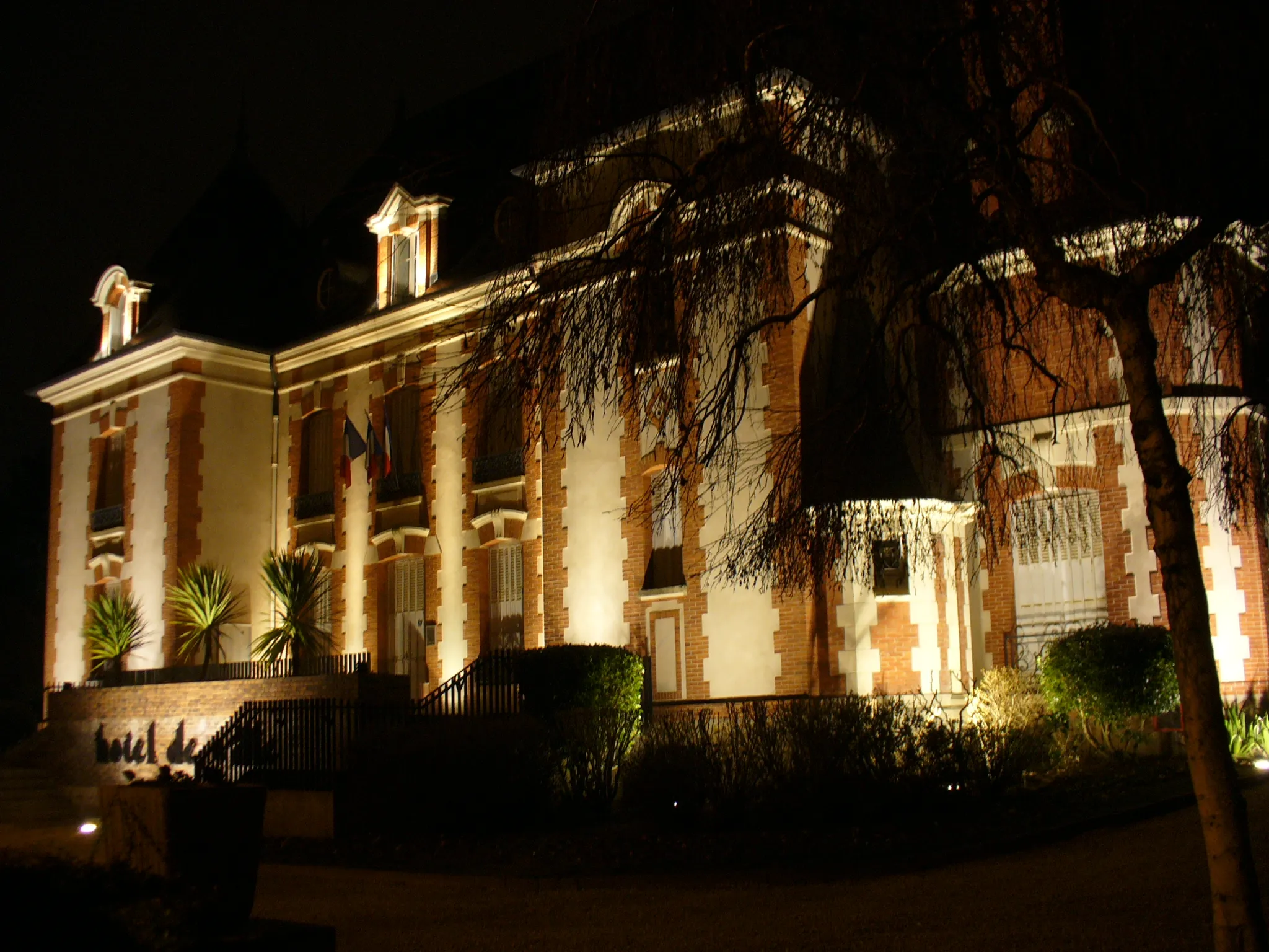 Photo showing: Villiers-sur-Orge (Essonne) townhall by night