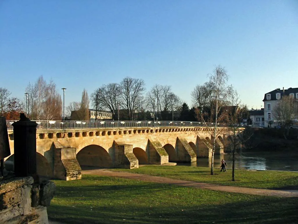 Photo showing: Vieux pont de Meulan (Yvelines)
Photo JH Mora, janvier 2006