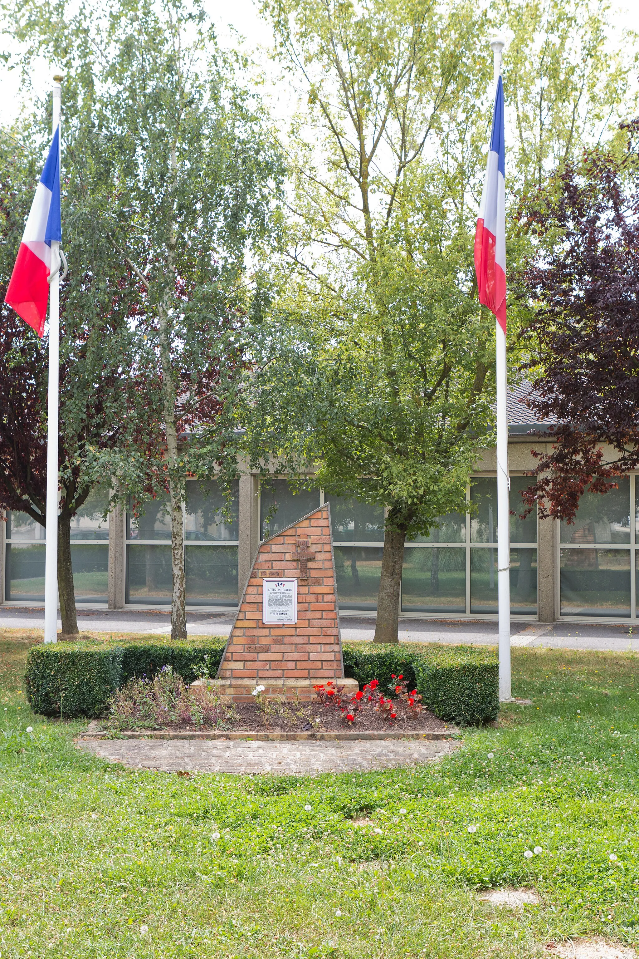 Photo showing: Stèle dédiée au général de Gaule dans le parc de la mairie du Plessis-Pâté, commune du Plessis-Pâté, département de l'Essonne. France.