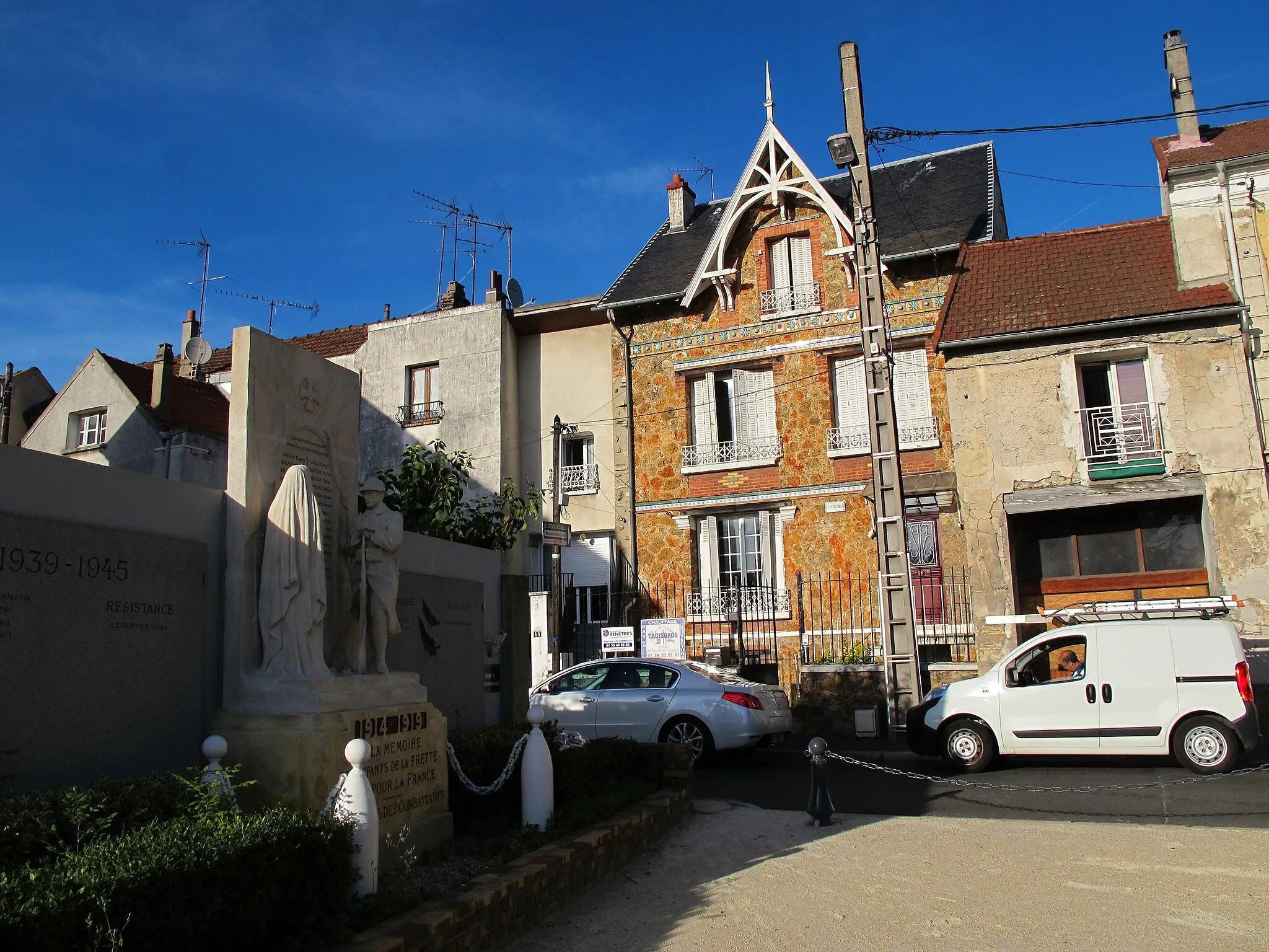 Photo showing: The war memorial in La Frette-sur-Seine