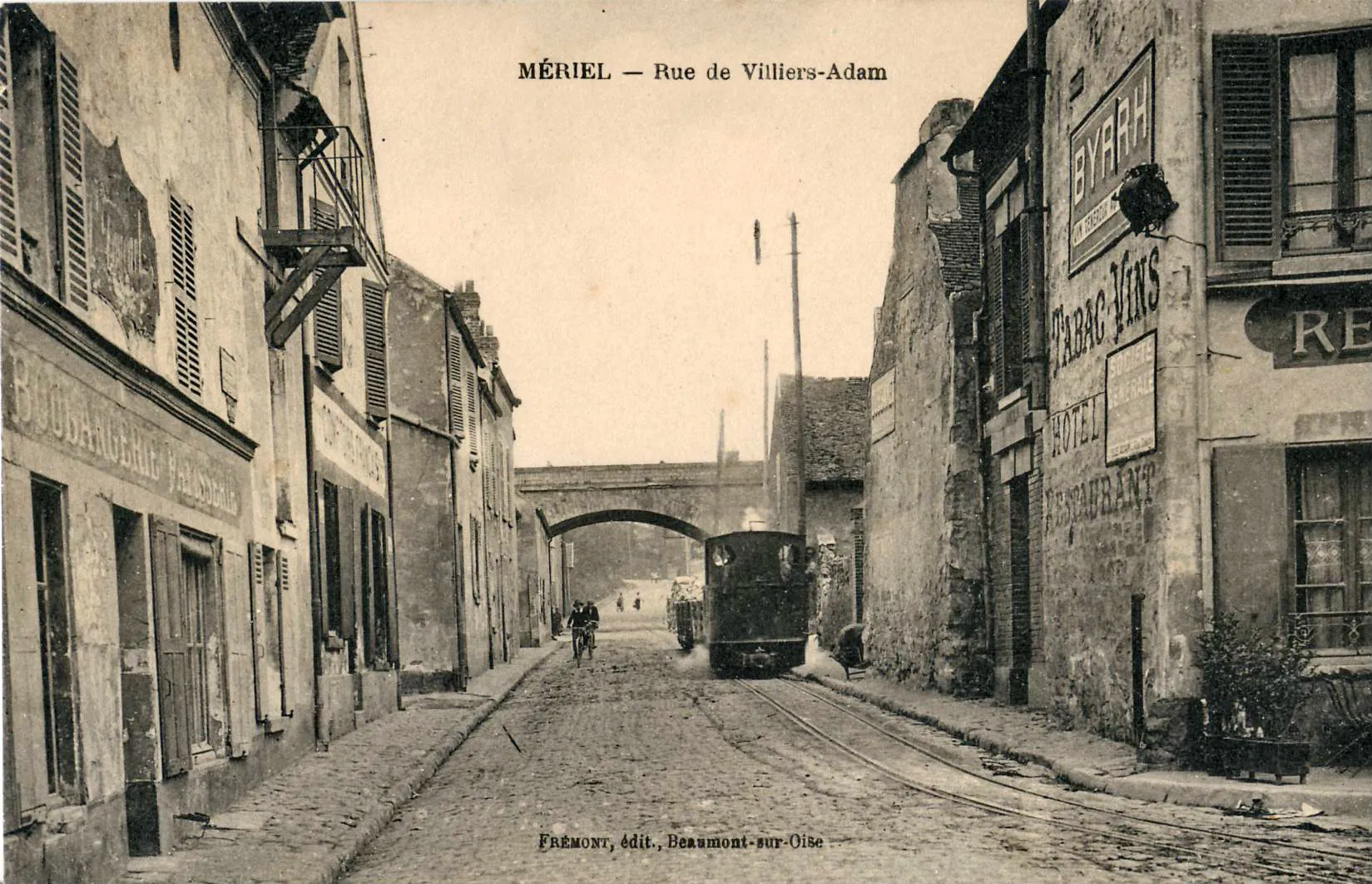 Photo showing: Carte postale ancienne éditée par Frémont à Beaumont-sur-Oise : MÉRIEL - Rue de Villiers-Adam Train de fret des plâtrières de Mériel et de Villiers-Adam