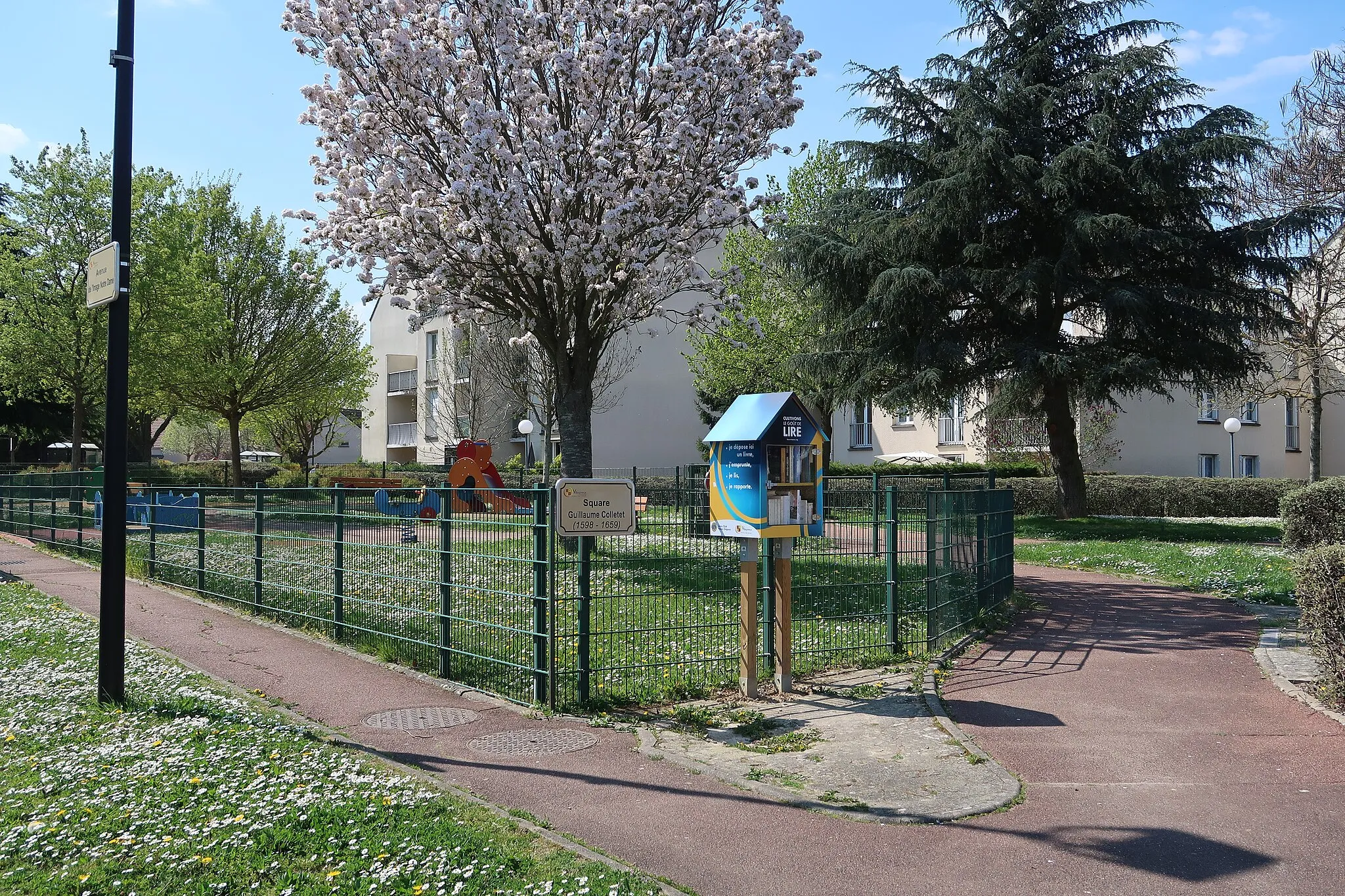 Photo showing: Square Guillaume-Colletet, à Villepreux (Yvelines).