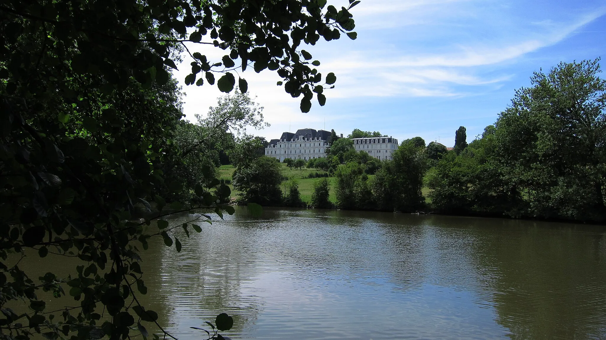 Photo showing: Longpont-sur-Orge (Essonne, France) - Bassin de Lormoy et château de Lormoy dans le parc de Lormoy.