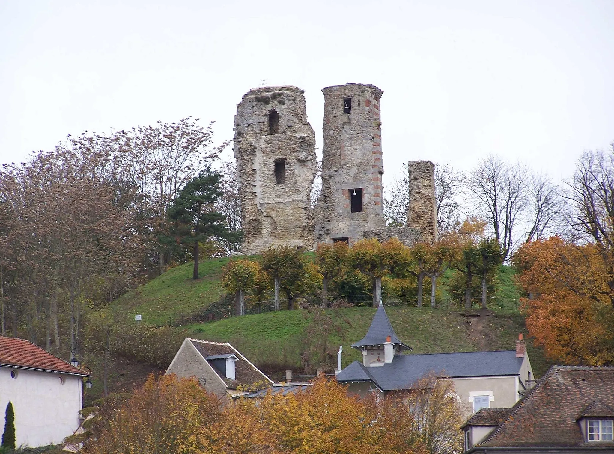 Photo showing: Ruines du château de Montfort-l'Amaury (Yvelines, France)- devant, la maison au clocheton de Maurice Ravel