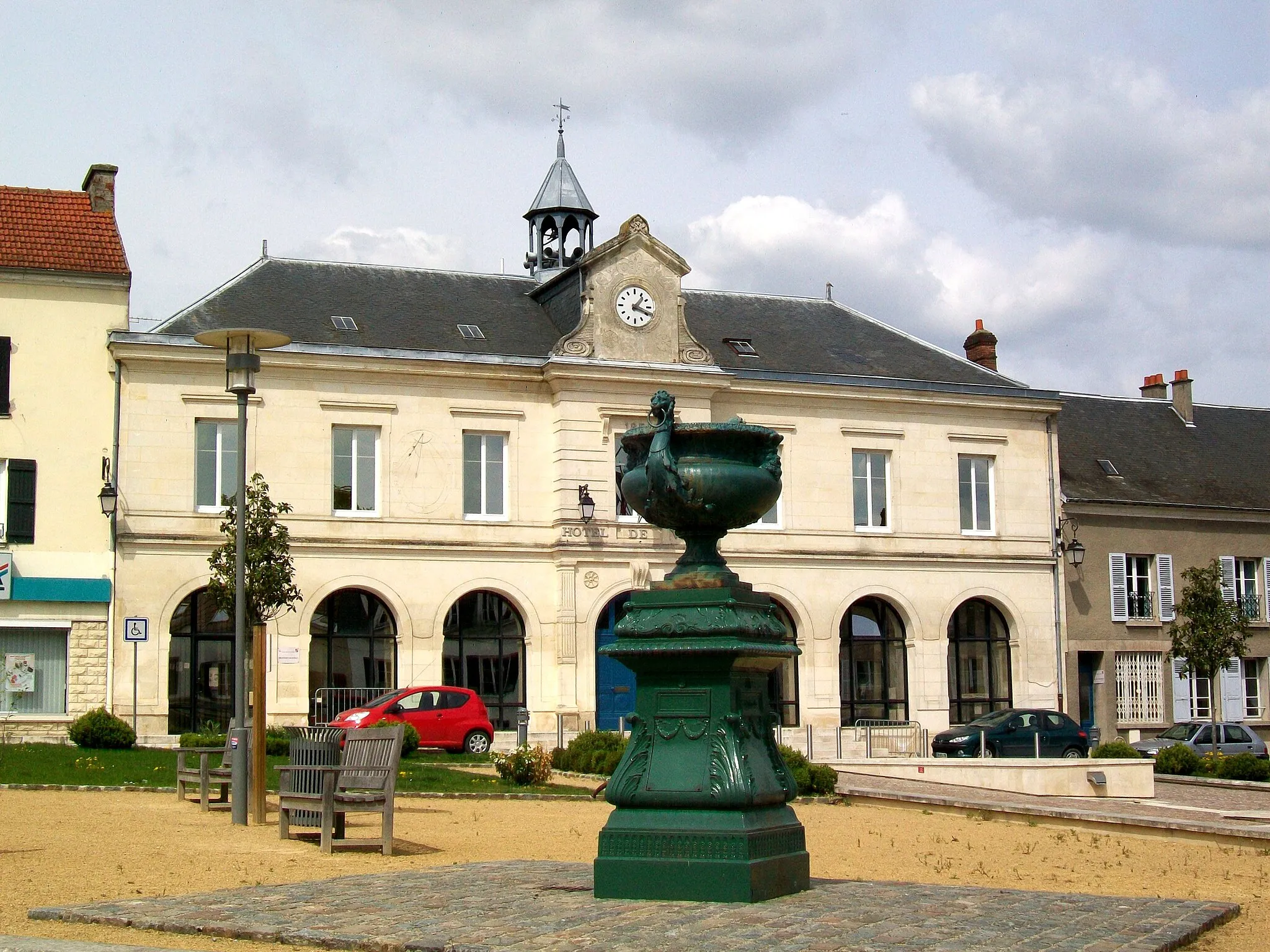 Photo showing: L'hôtel de ville de Nanteuil-le-Haudouin, rue Gambetta.