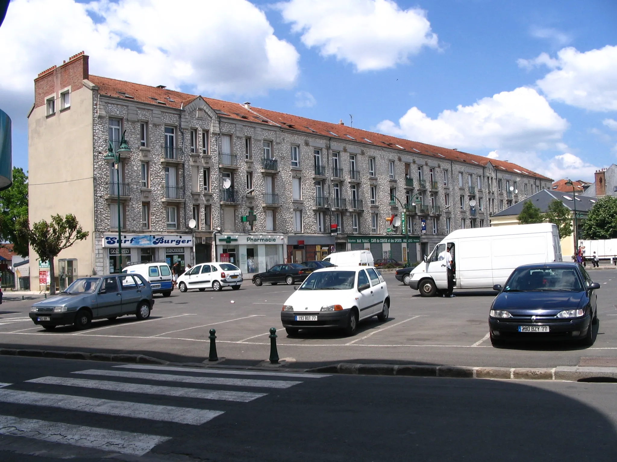 Photo showing: The main square of Champagne-sur-Seine, Seine-et-Marne, France.