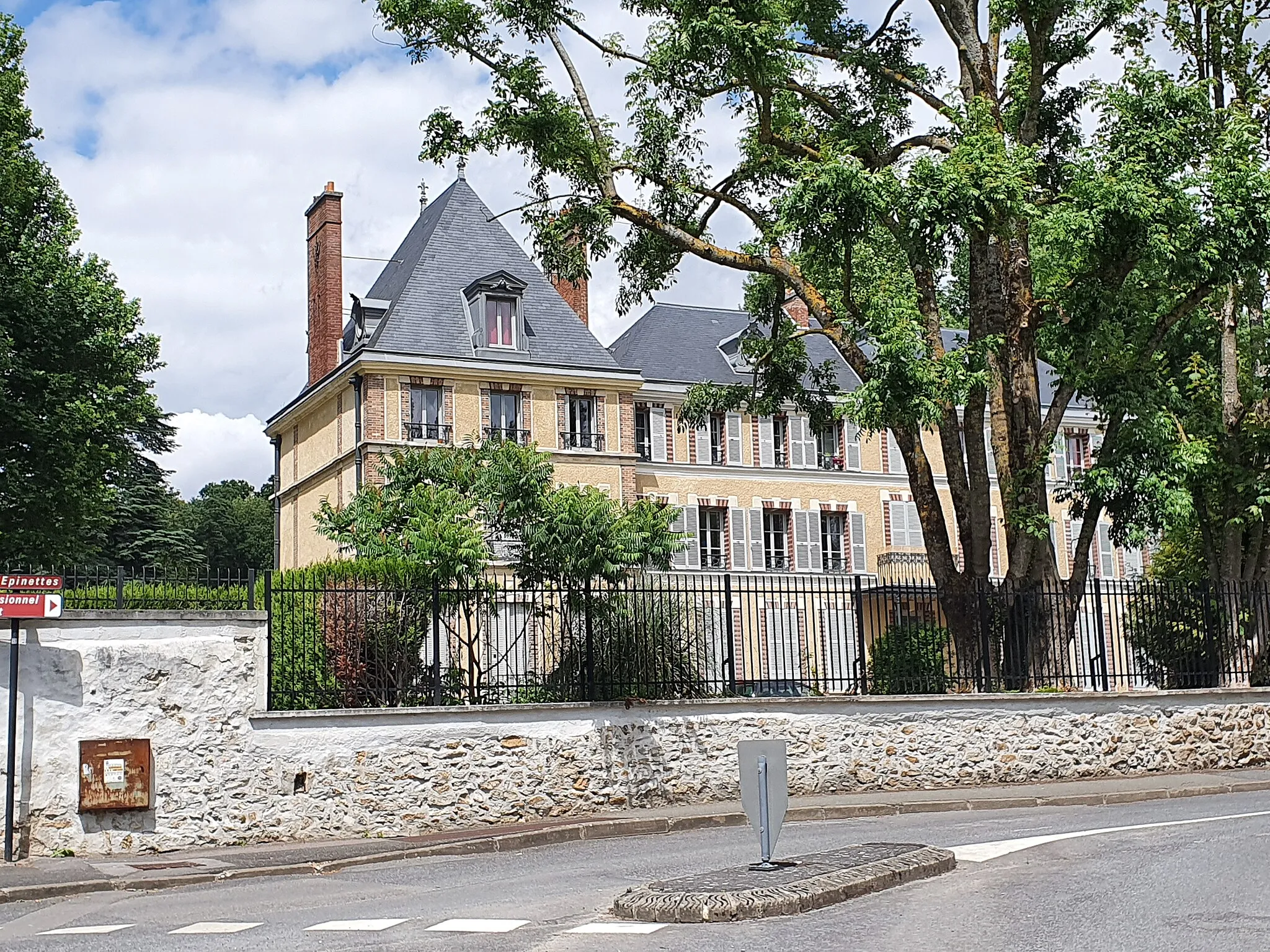 Photo showing: Château des Fontaines in Lagny which is now a professional school