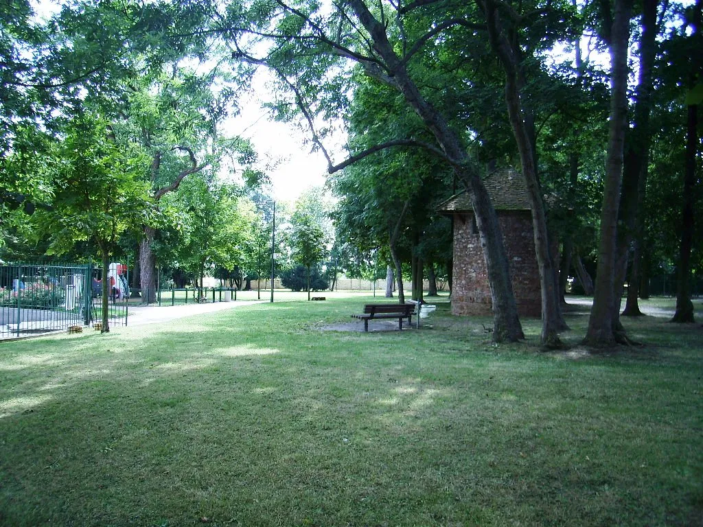 Photo showing: Parc du centre-ville de Saulx-les-Chartreux (91)