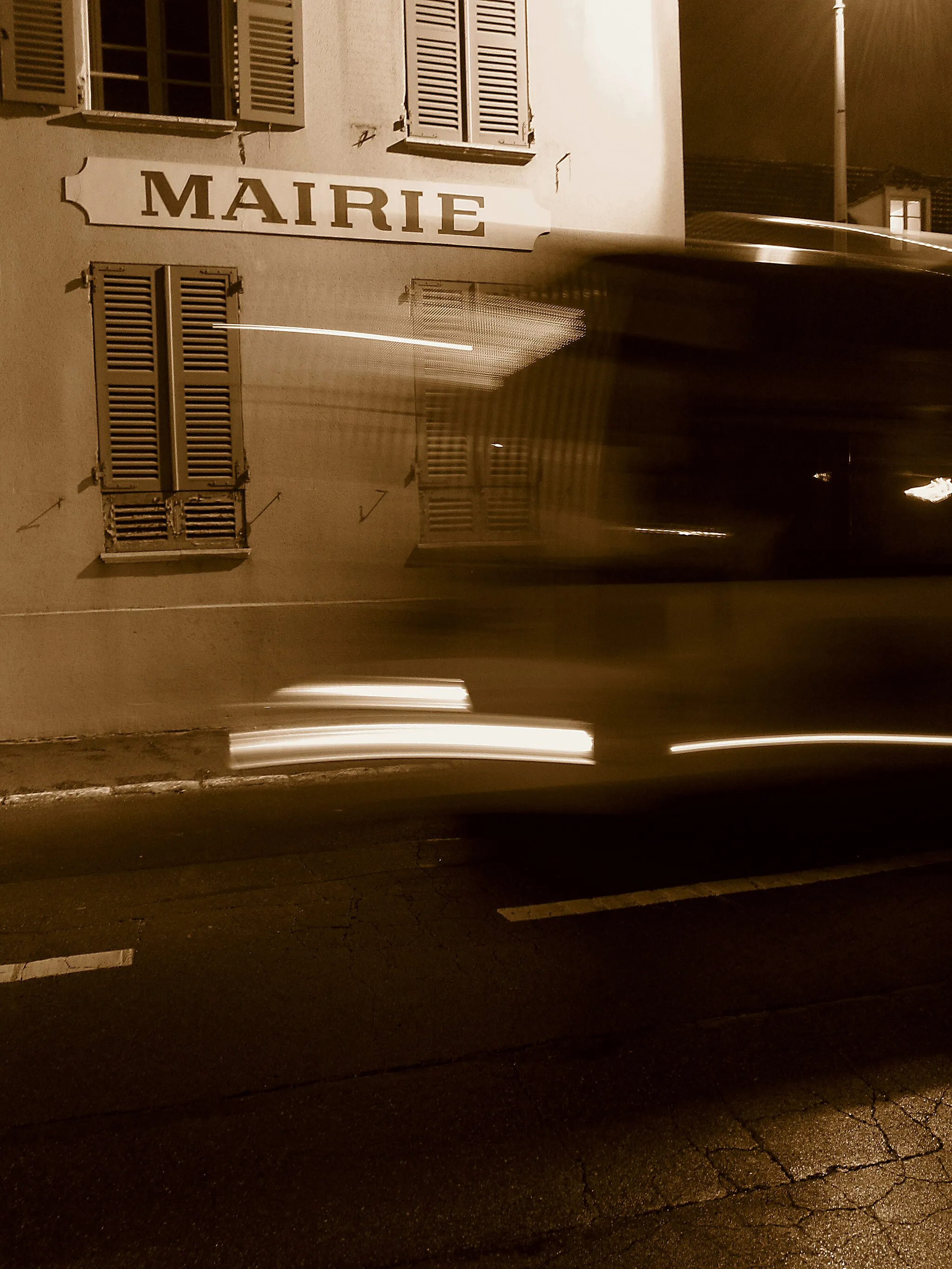 Photo showing: (Fleury-Mérogis, Essonne, Île-de-France, France)

Rue Roger Clavier, un bus passe devant la mairie.