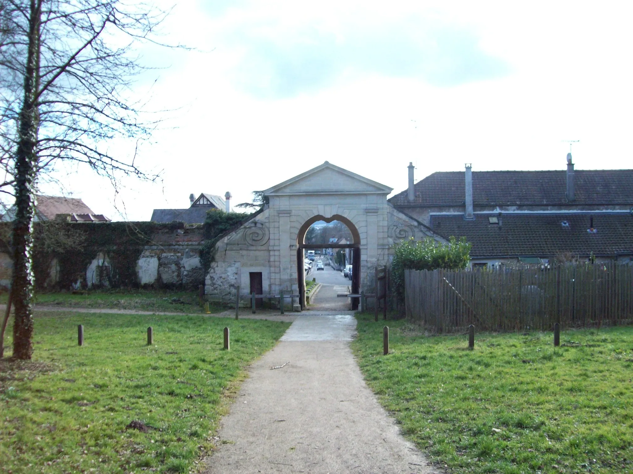 Photo showing: Porte des Gondi à Noisy-le-Roi