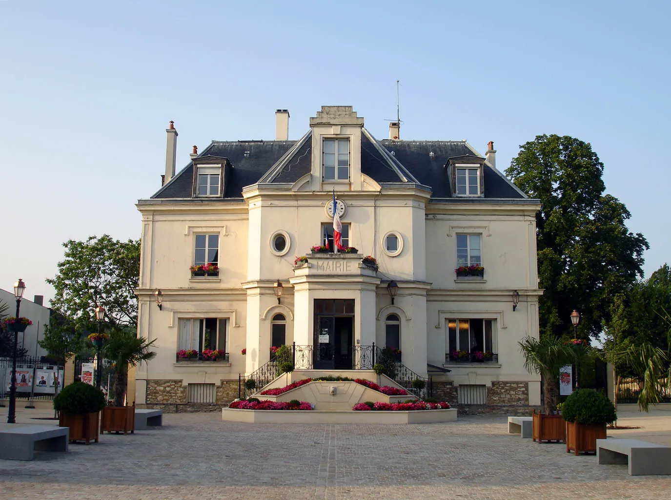 Photo showing: L'Hôtel de ville de Groslay (Val-d'Oise), France